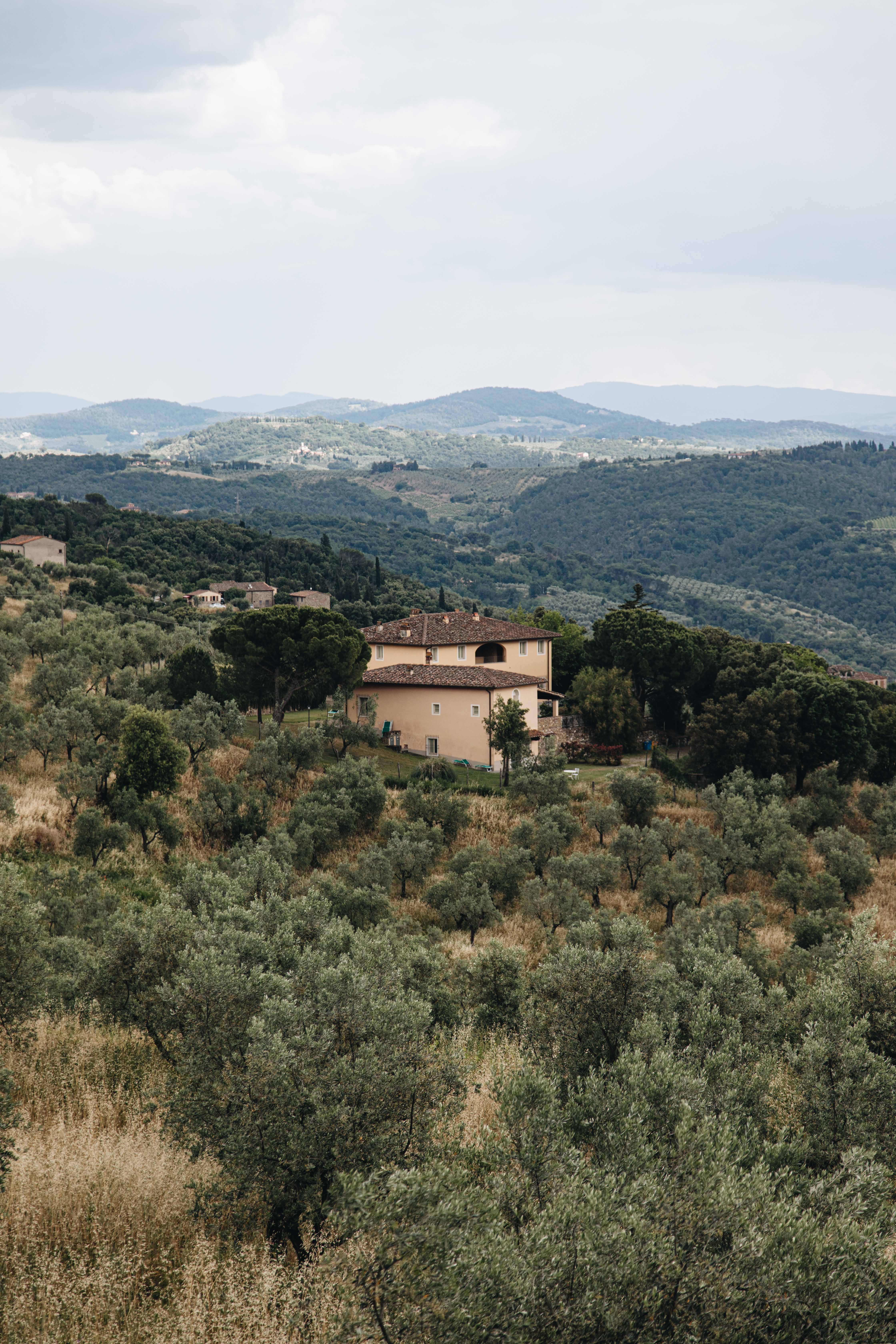 Maison Nichée Dans Les Montagnes Photo 