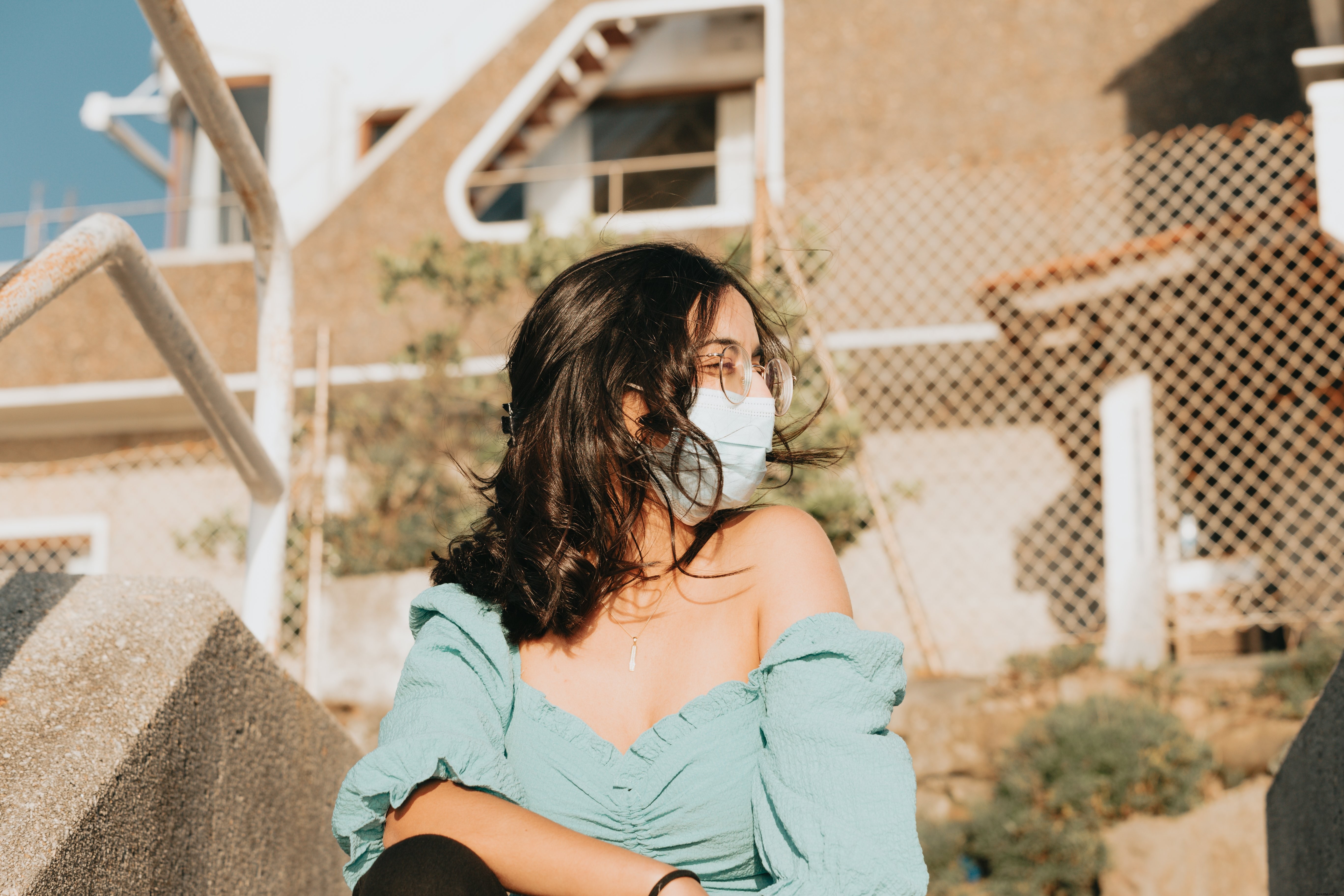 Une femme a l air bien et plisse les yeux en portant un masque facial 