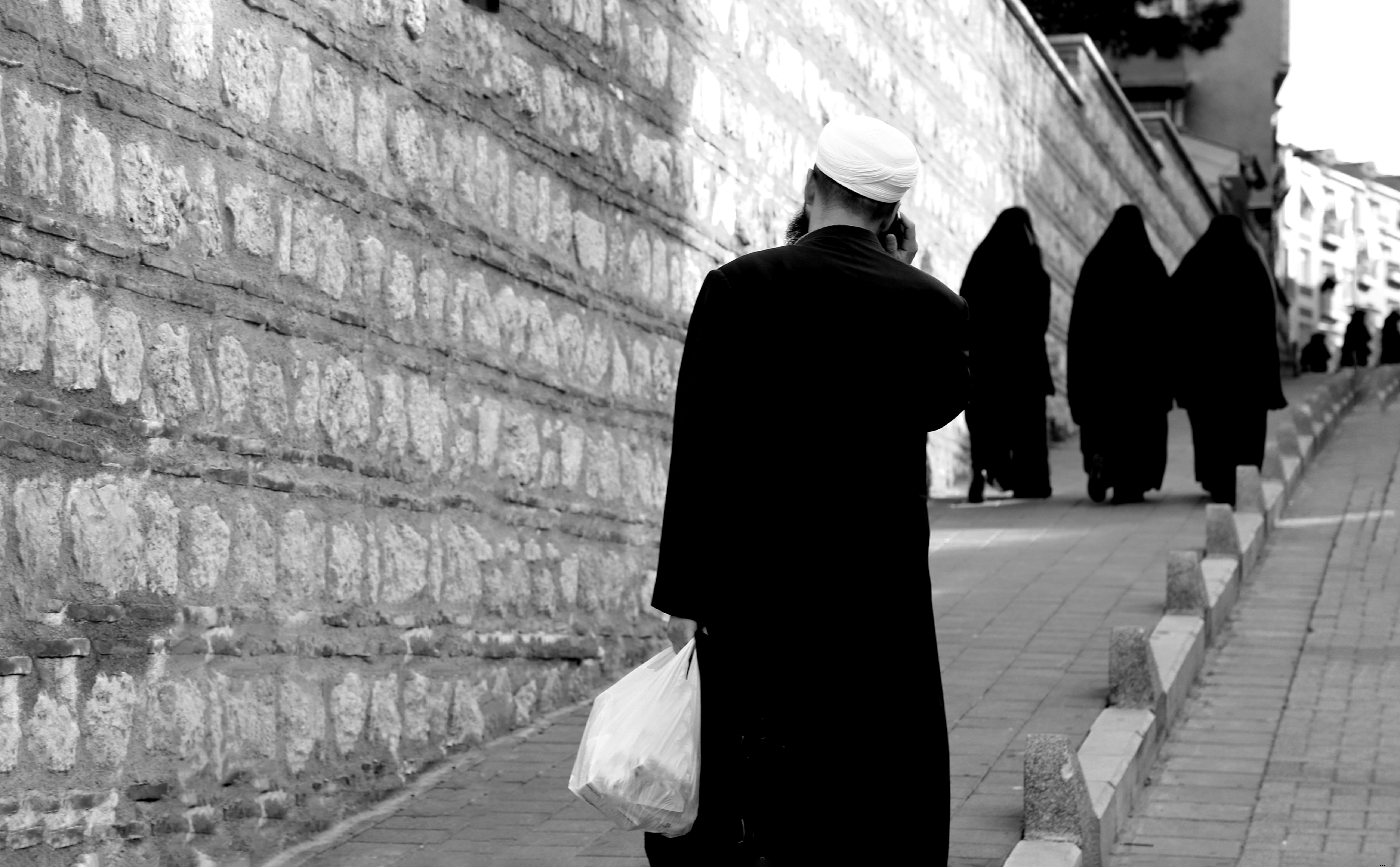 Personne parle dans son téléphone portable debout sur le trottoir Photo 