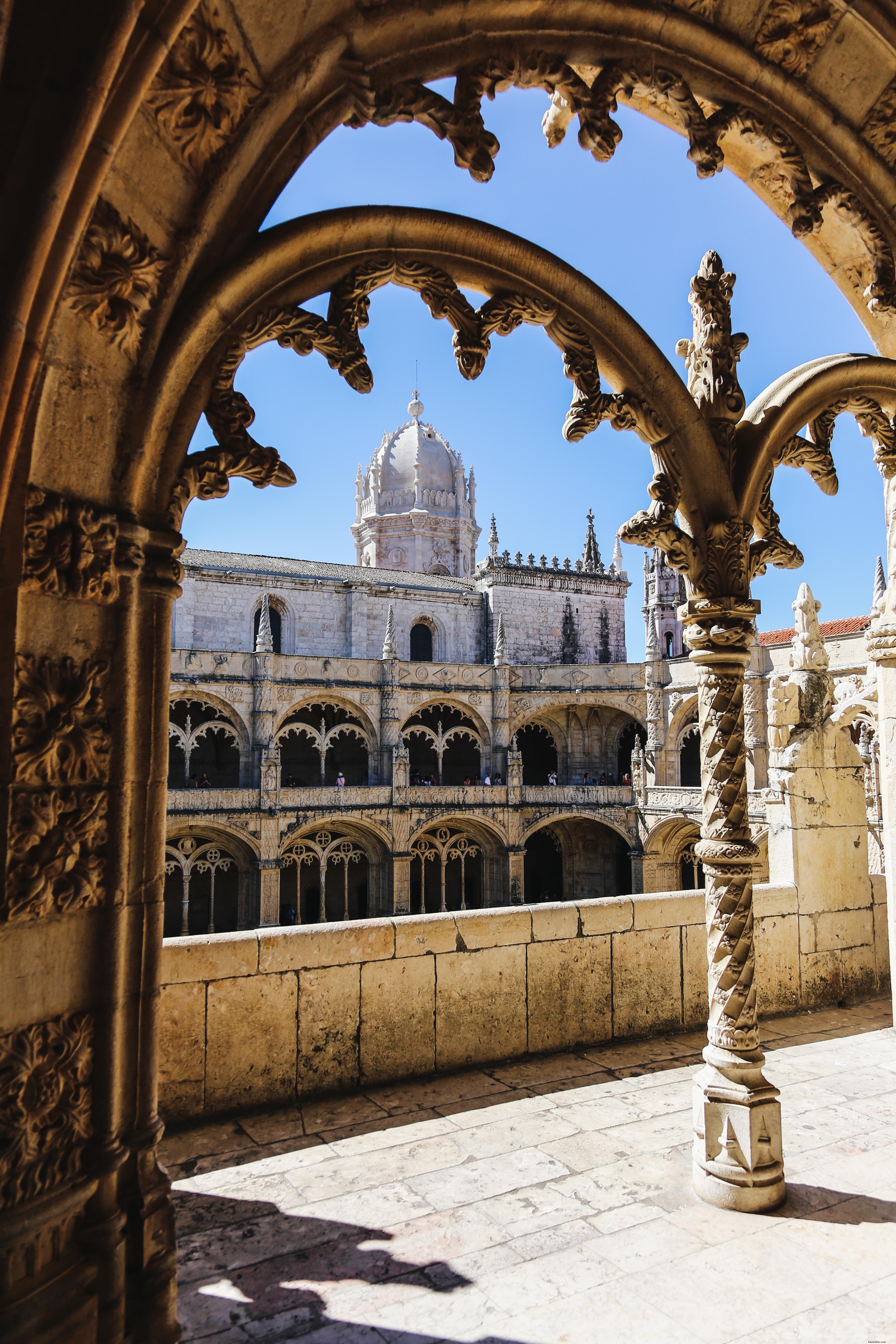 Viste di una chiesa a terra foto 