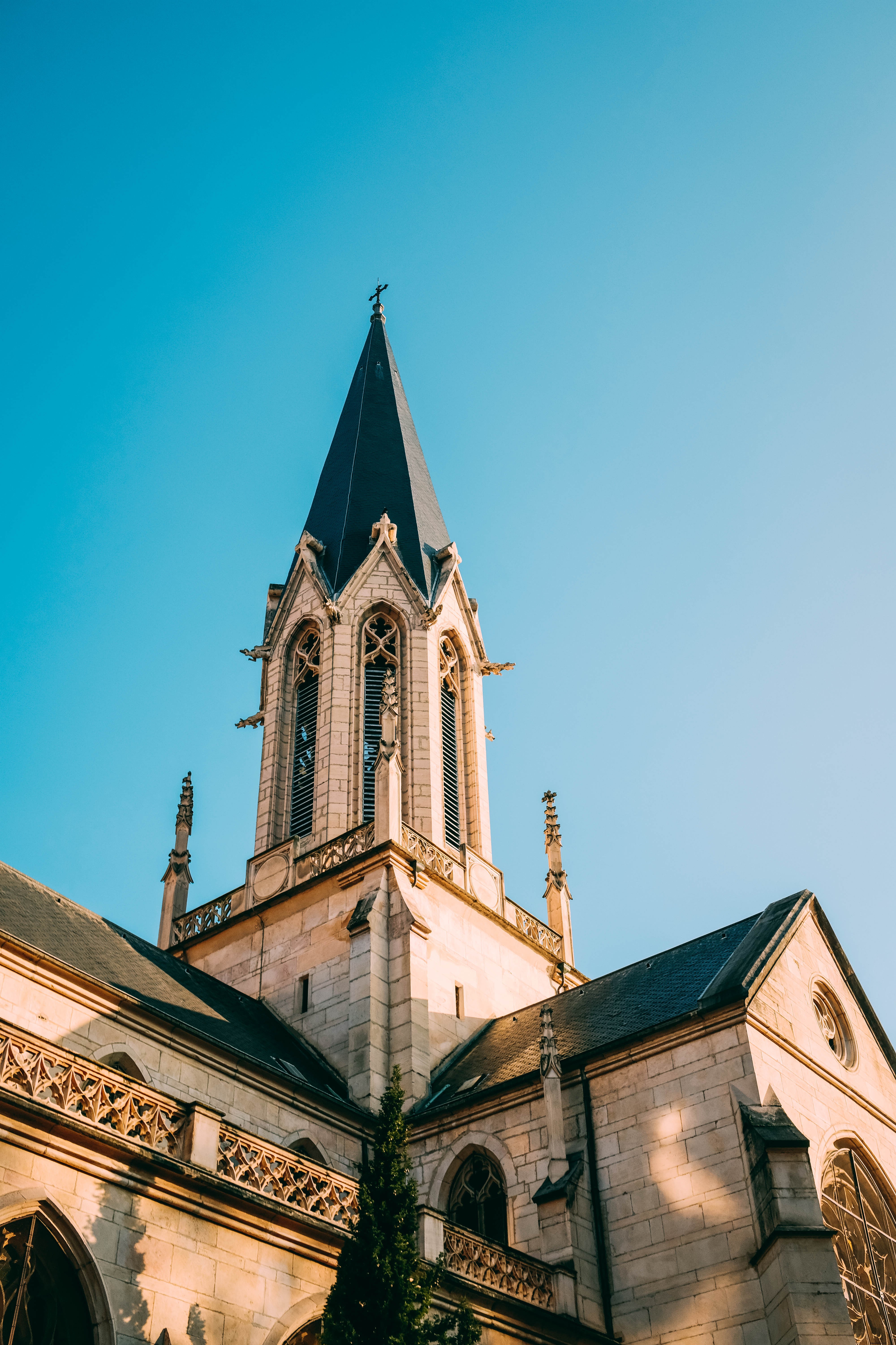 Foto do campanário da igreja sob o sol 