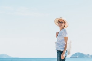 Femme se tient près de l eau libre et un chapeau de paille Photo 