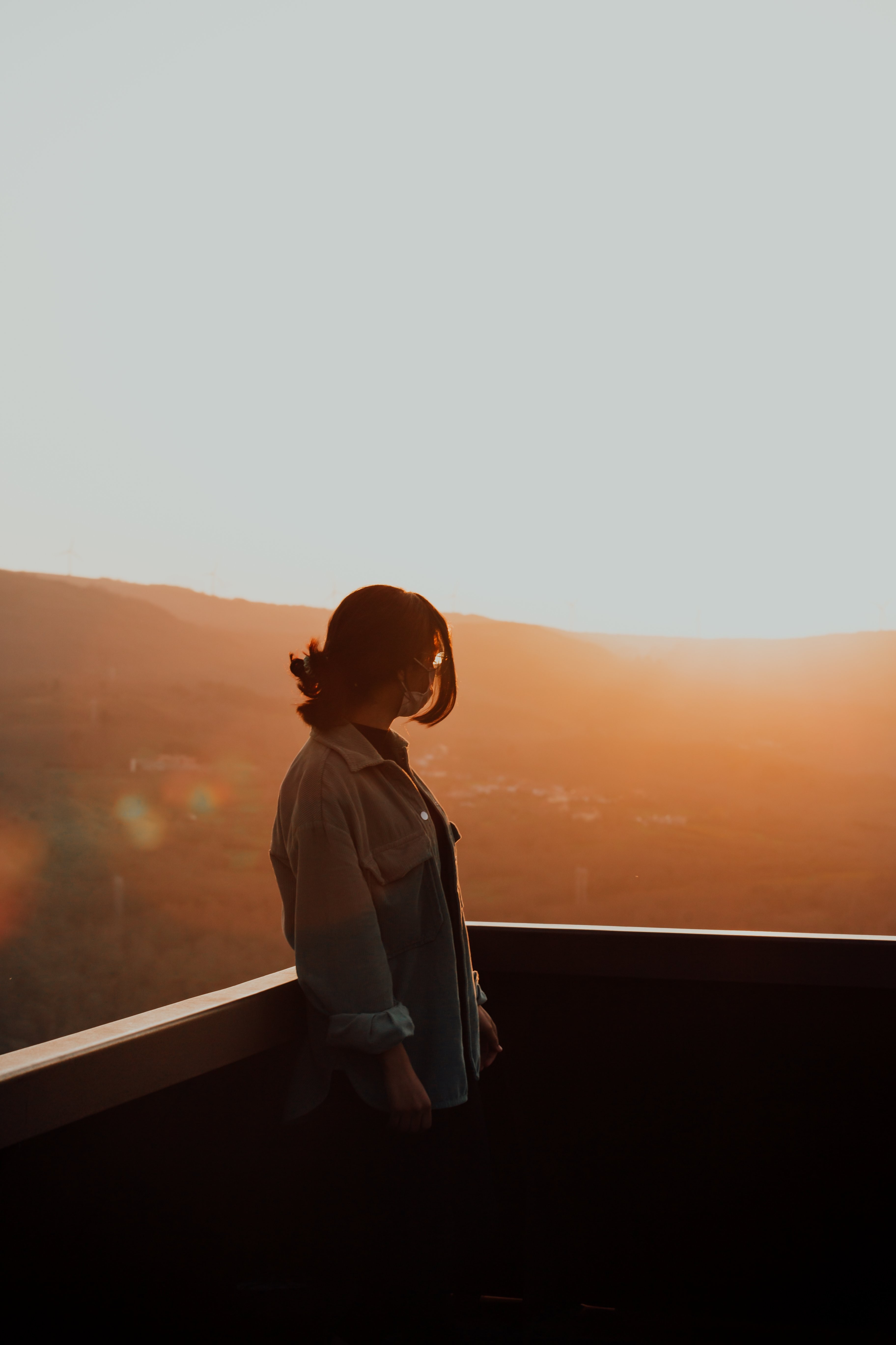 Persona proiettata dalla calda luce del sole al tramonto Foto 