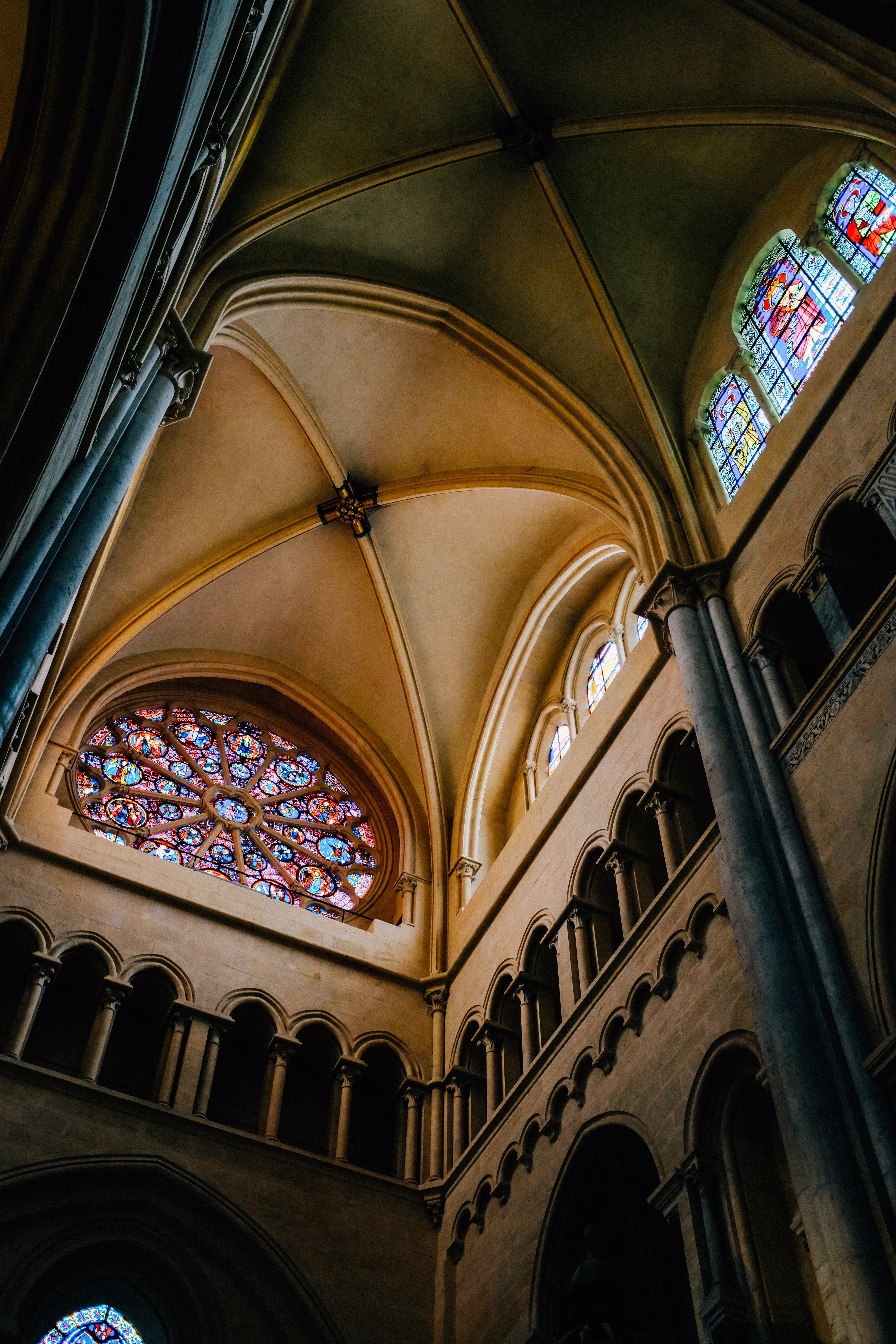 Câmera olha para cima em direção a uma grande foto de janela de vitral 