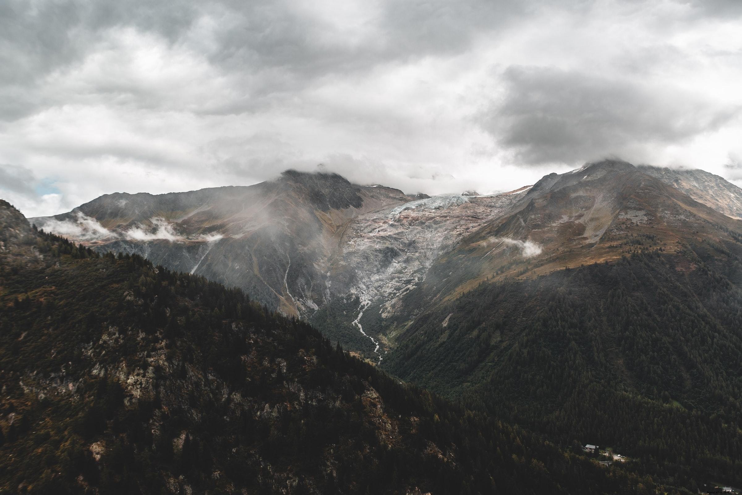 Nuvens baixas caindo sobre montanhas e uma foto de vale 