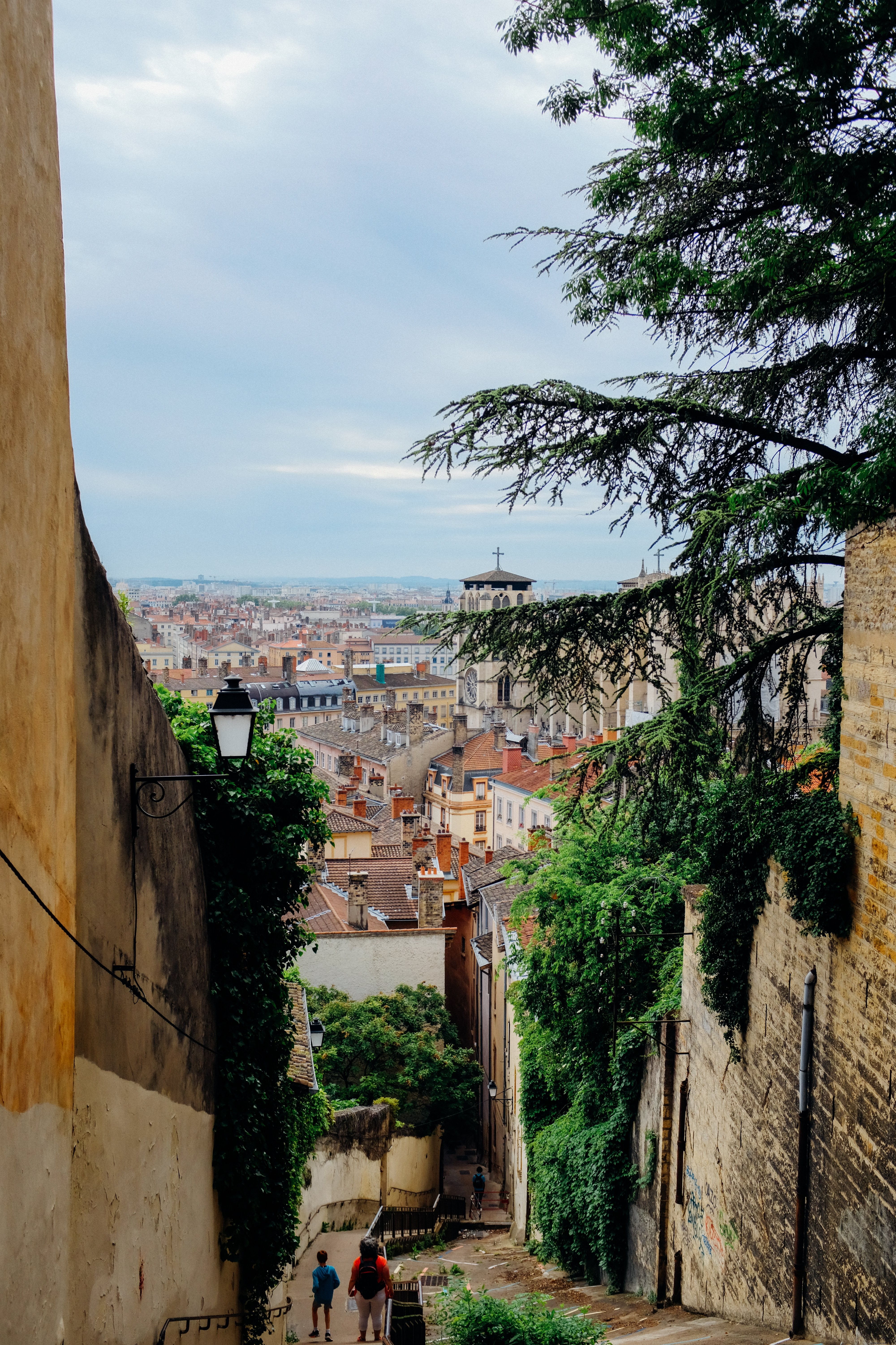 Vista de una ciudad desde lo alto de una escalera alta Foto 