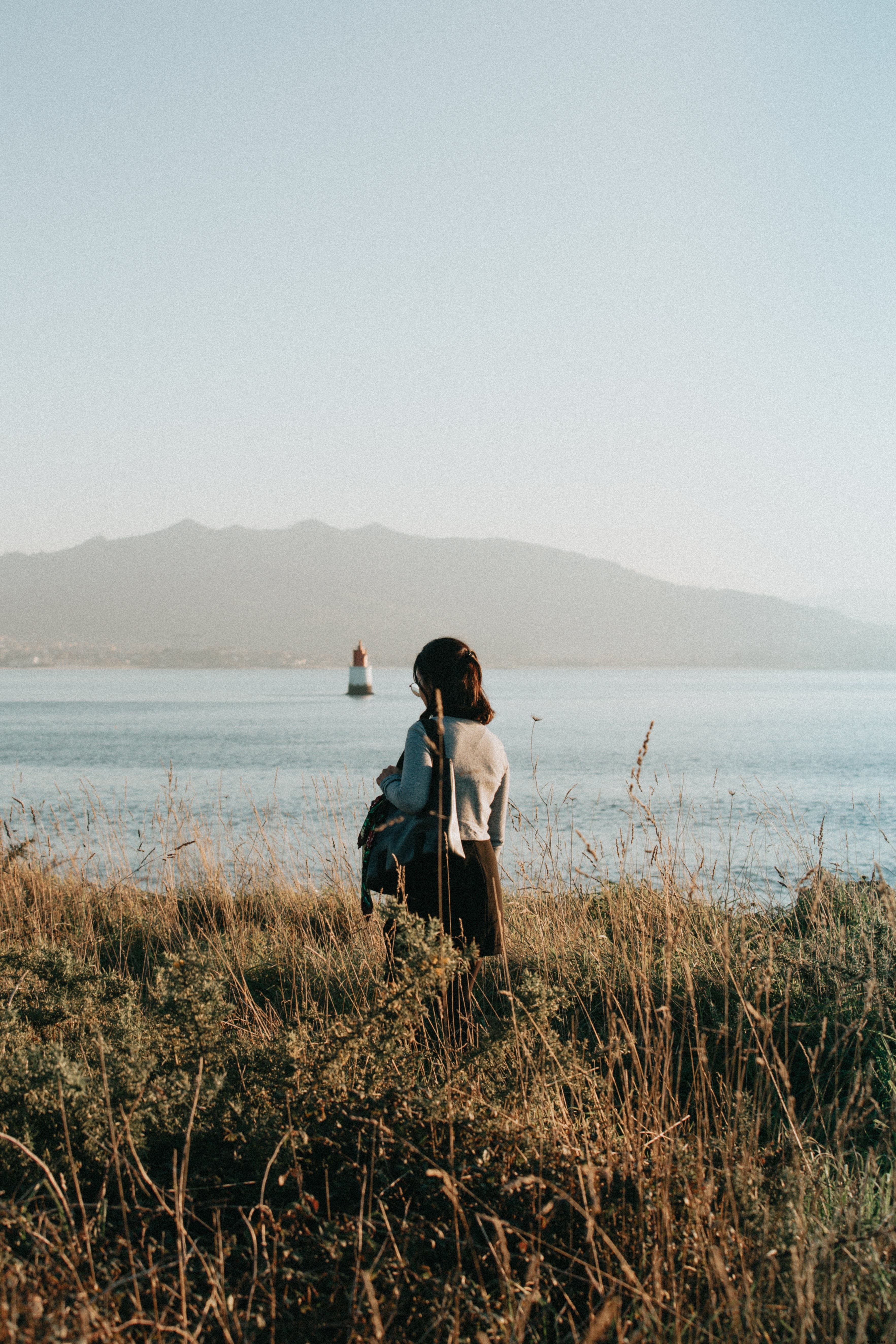 Personne se tient la tête baissée dans l herbe haute Photo 