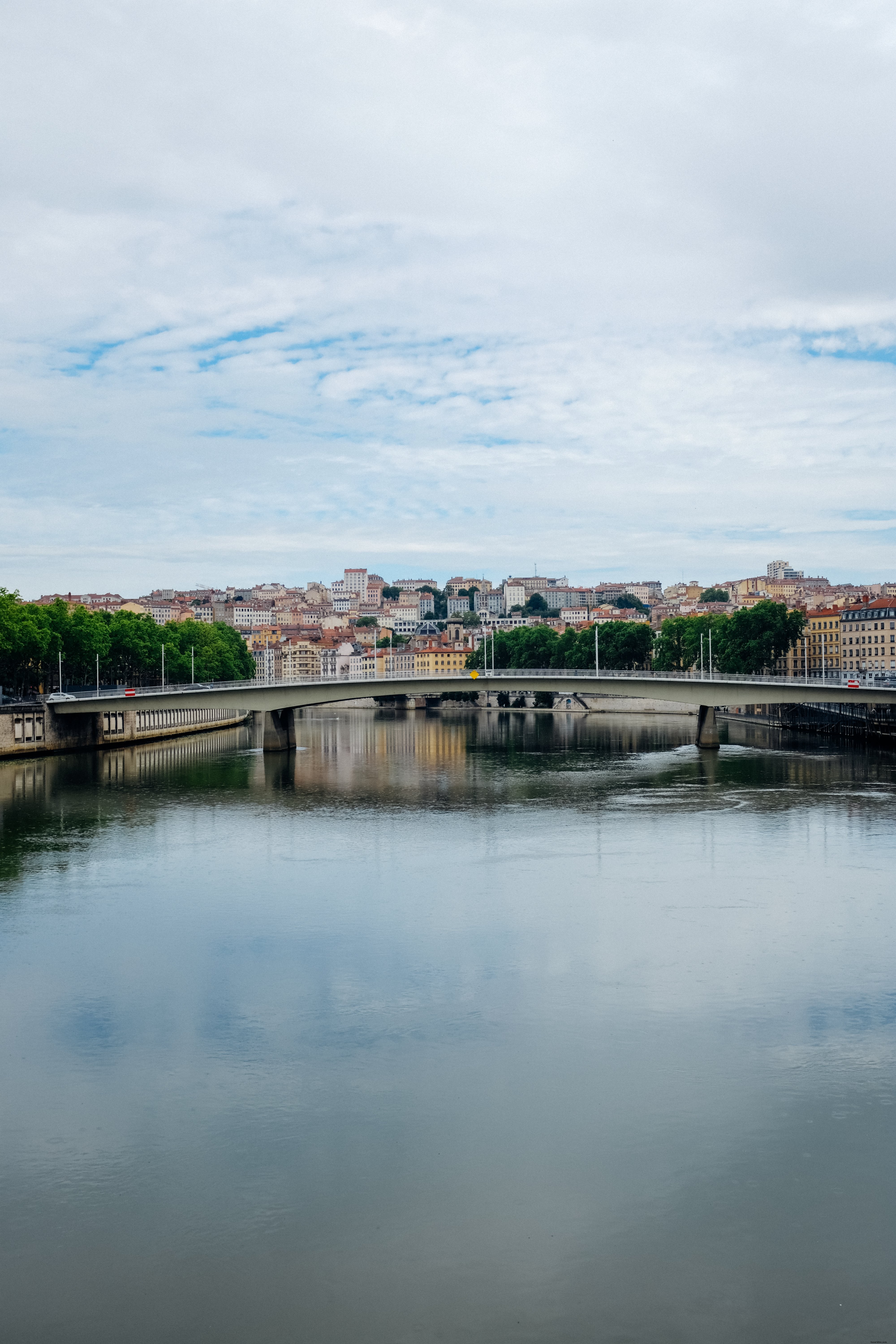 Veduta di una città e un ponte moderno dall acqua ferma foto 