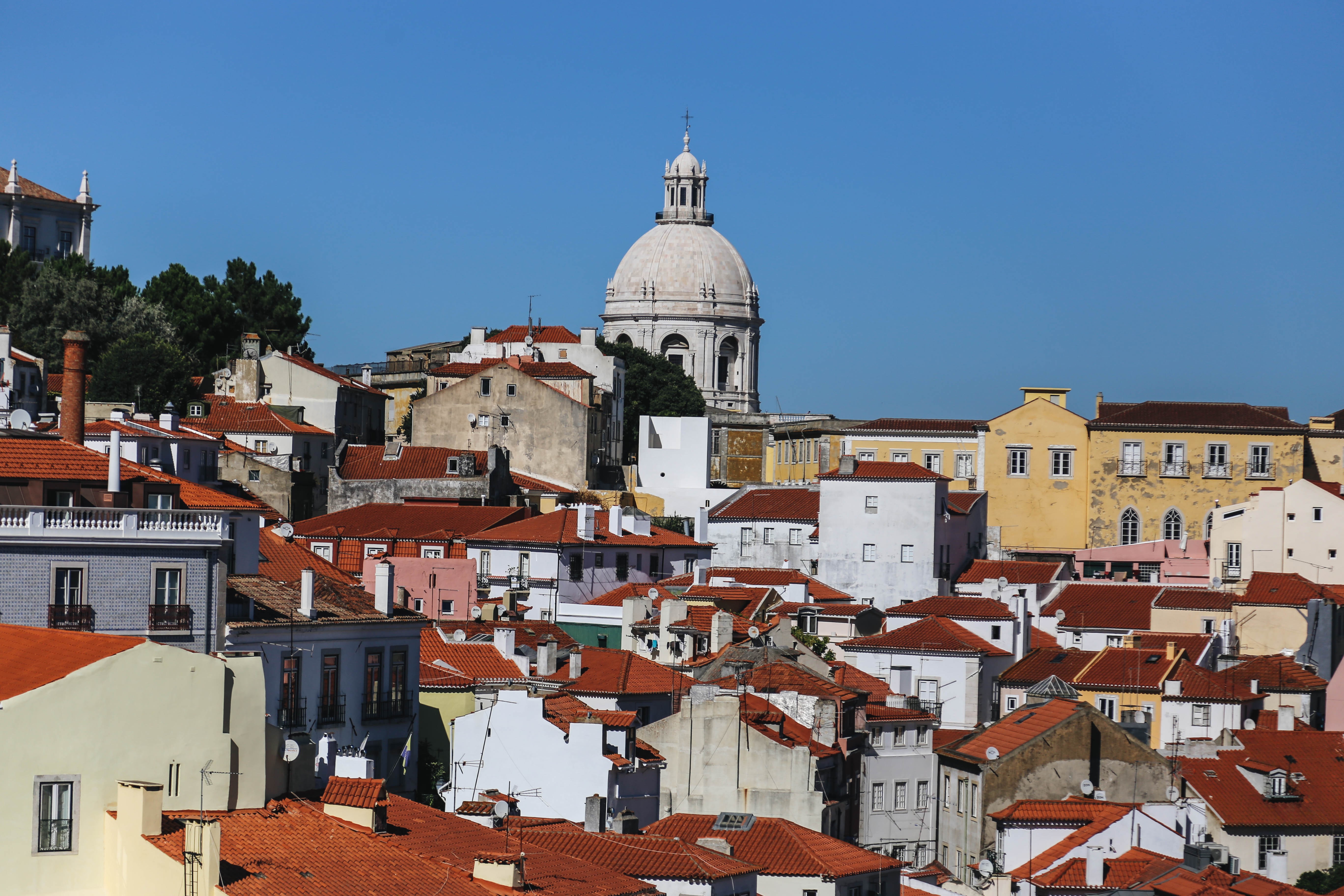 Foto do pináculo da igreja sobre os telhados de Lisboa 