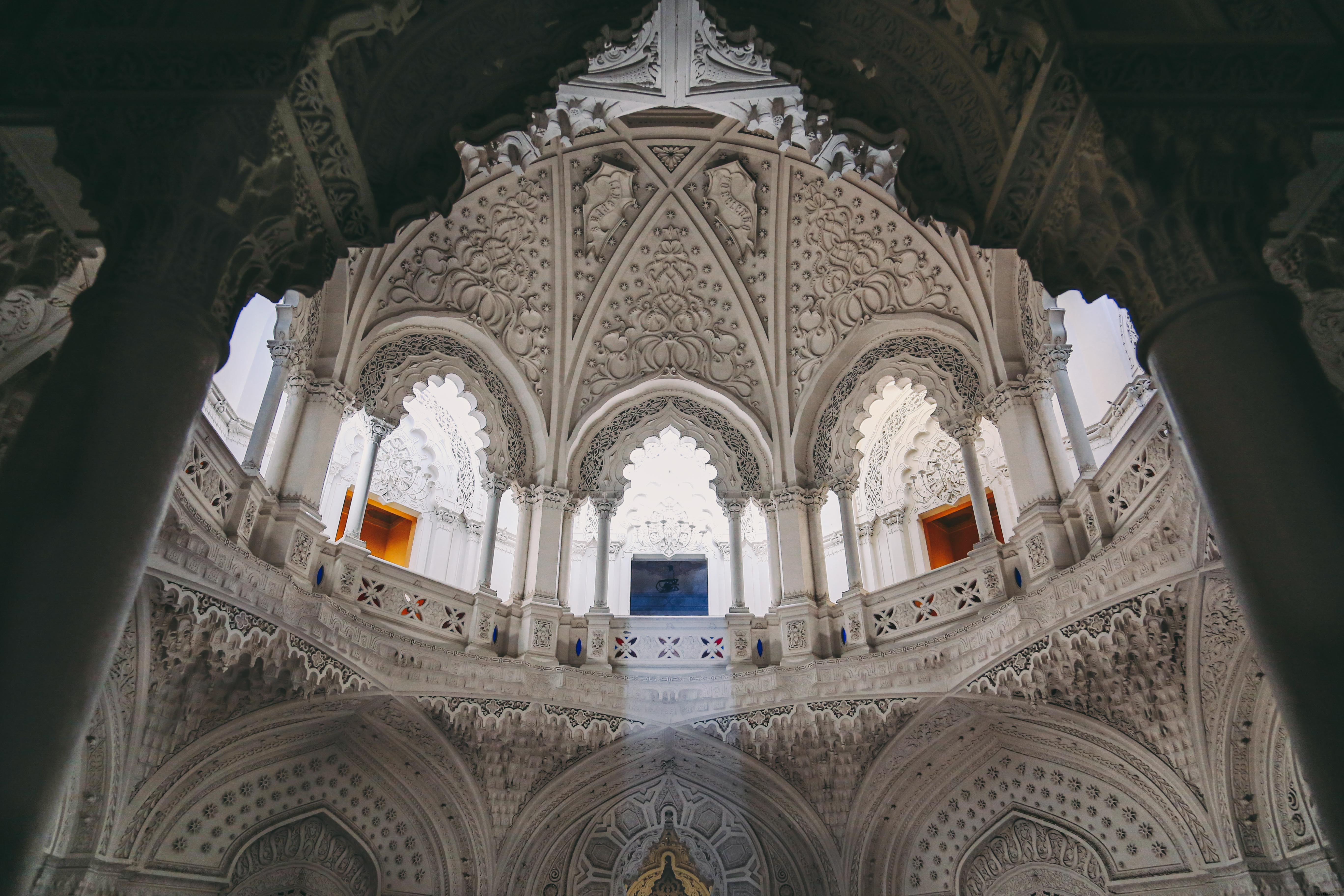 Foto de janelas laranja e azuis em um prédio branco 