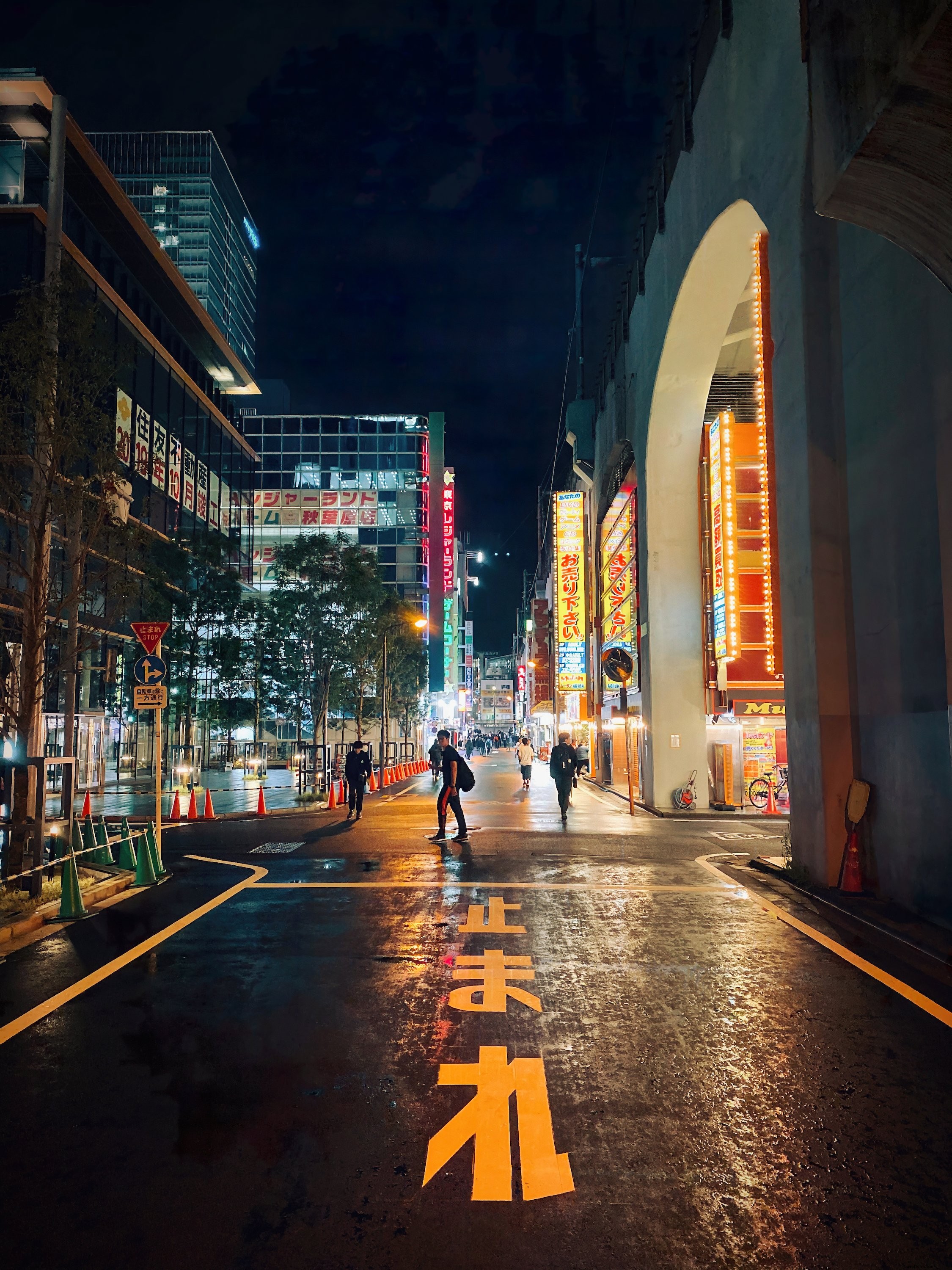 Foto de rua da cidade japonesa iluminada à noite 