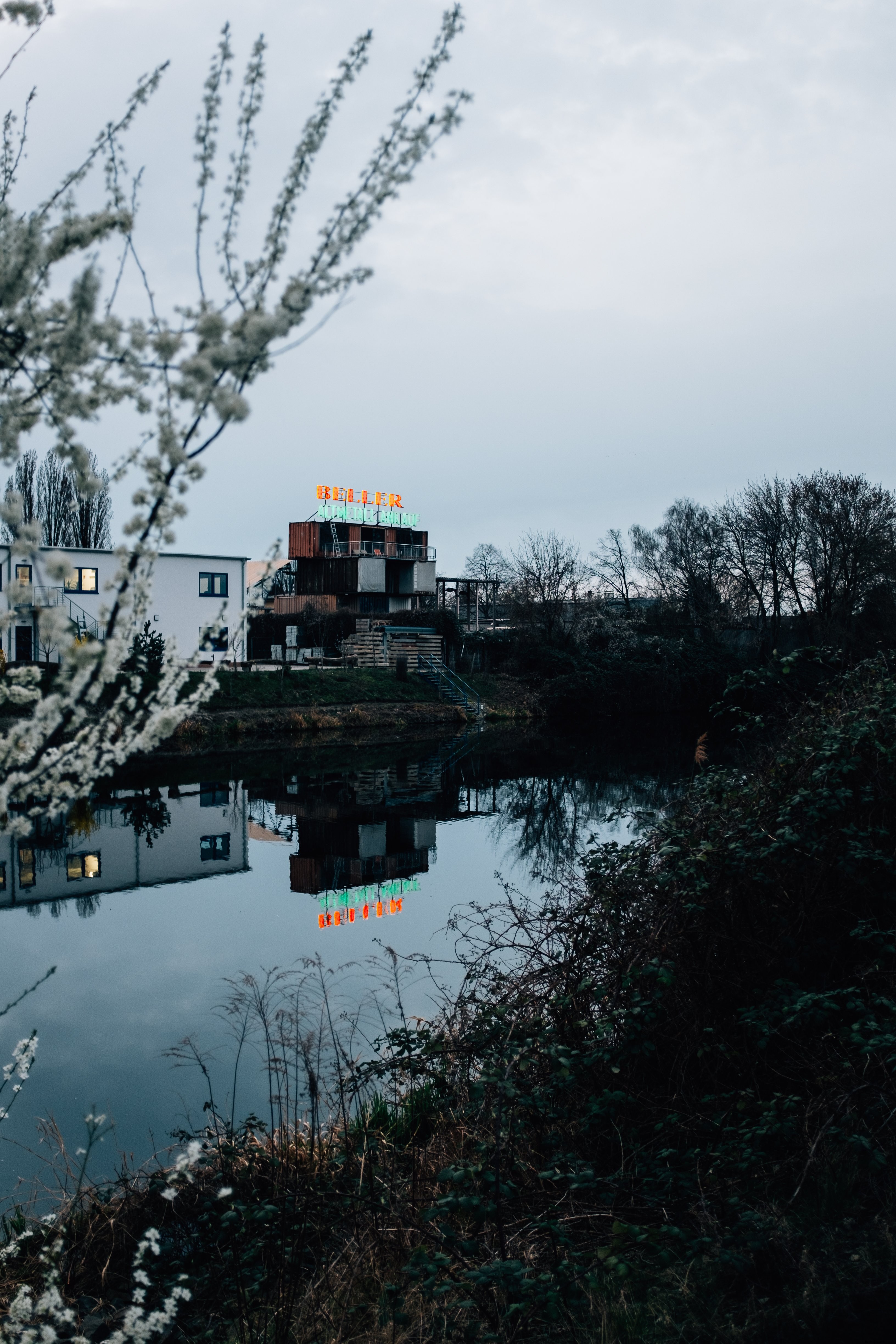 Fort moderne de boîte de remorque avec la photo d enseigne au néon 