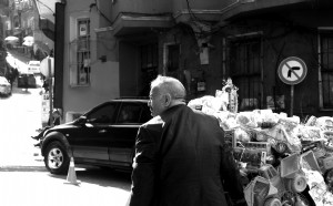 Une personne qui cherche à traverser la rue en photo noir et blanc 