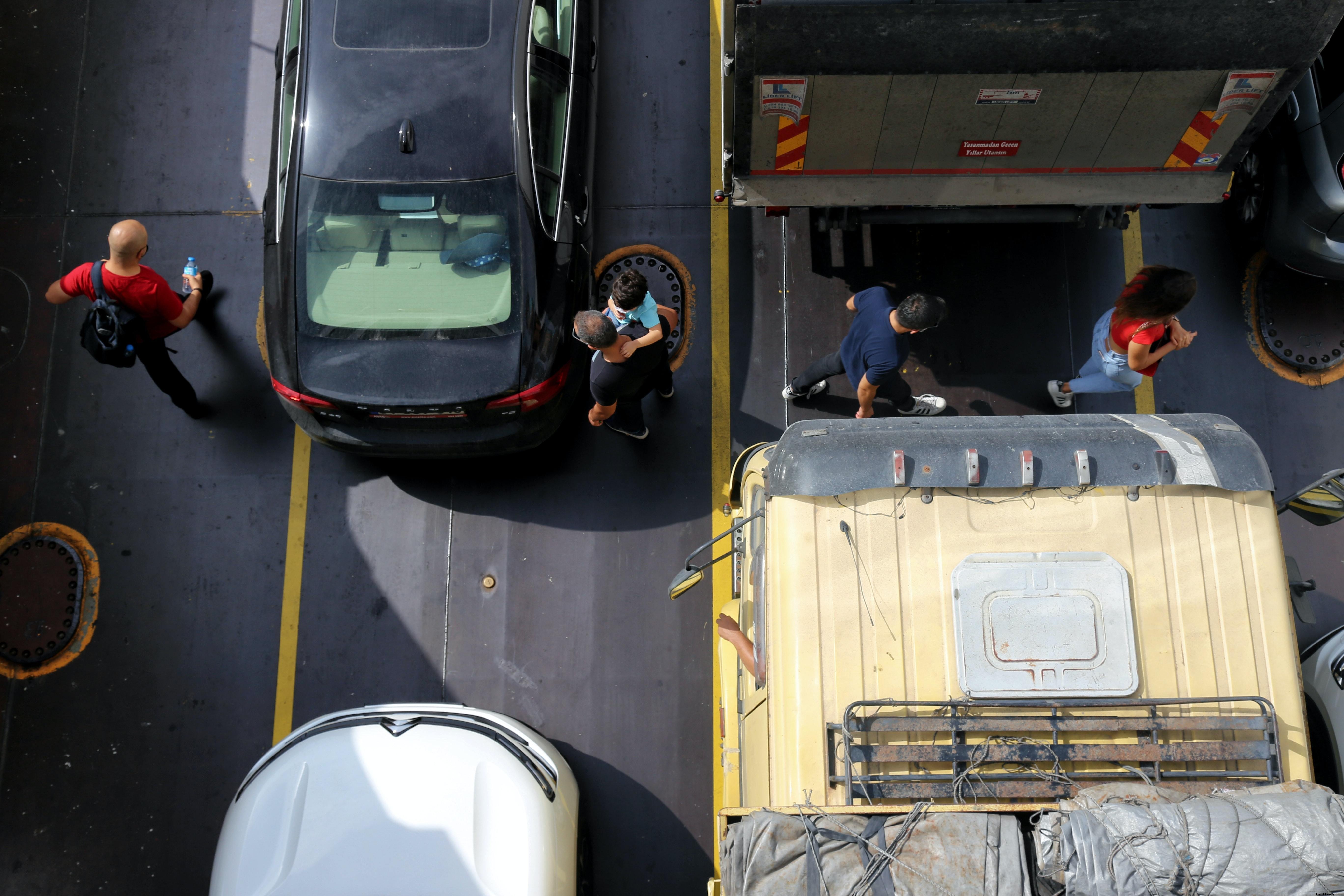 Immagine aerea di persone che camminano tra le foto del traffico interrotto 