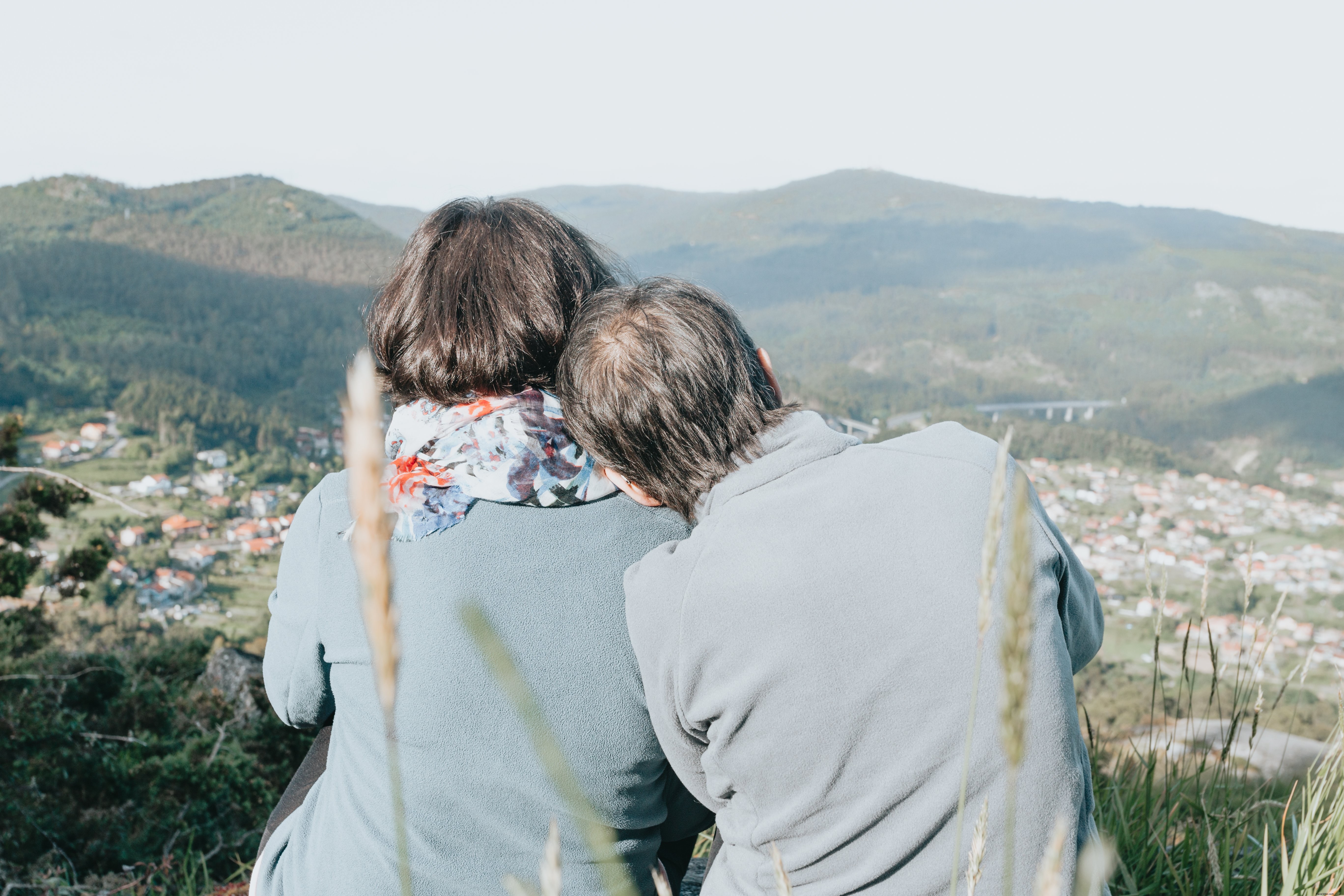 Dos personas lejos de la cámara disfrutando de una foto de vista lejana 