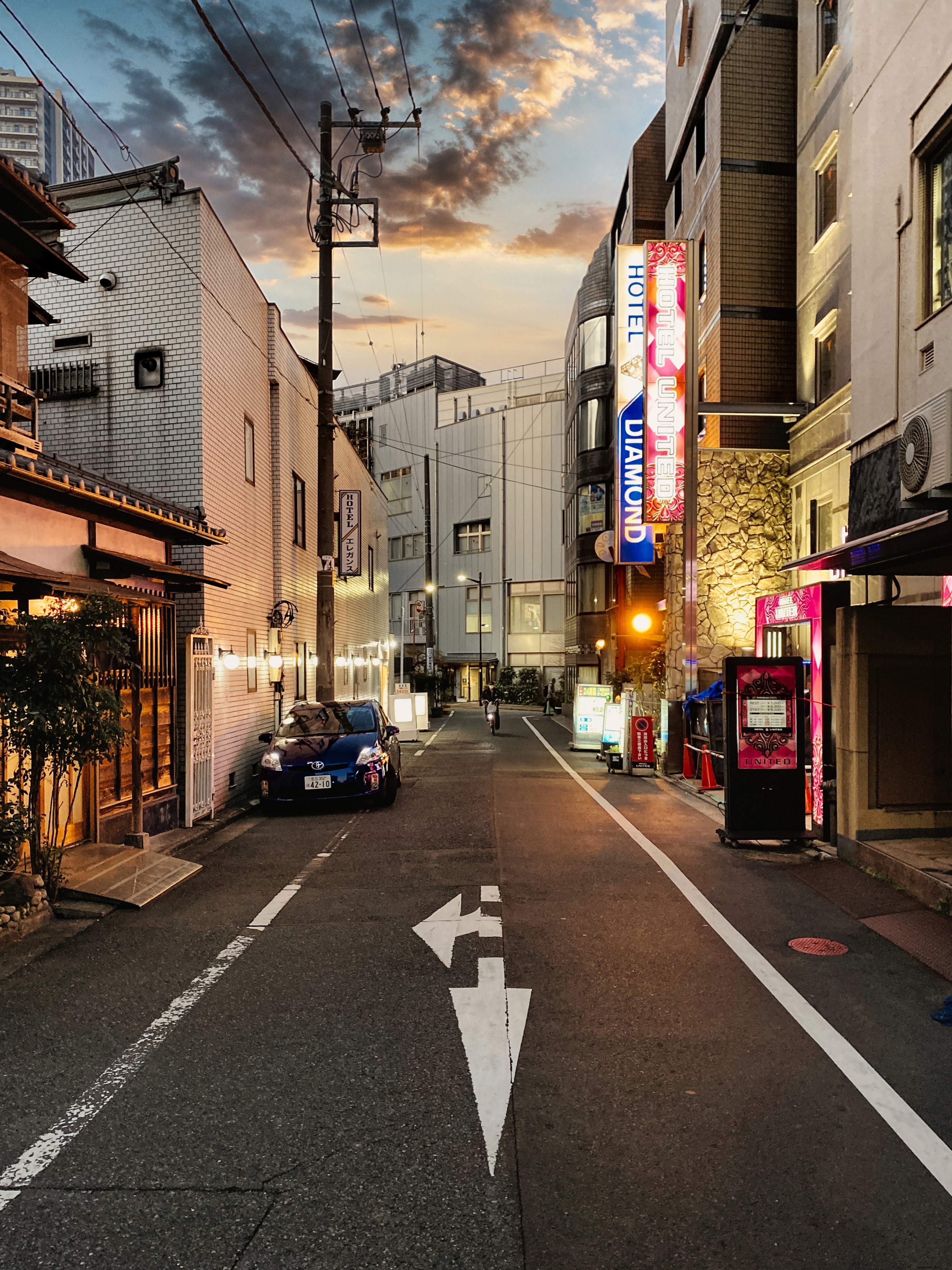 Calle de un solo sentido con farolas iluminando la foto del camino 