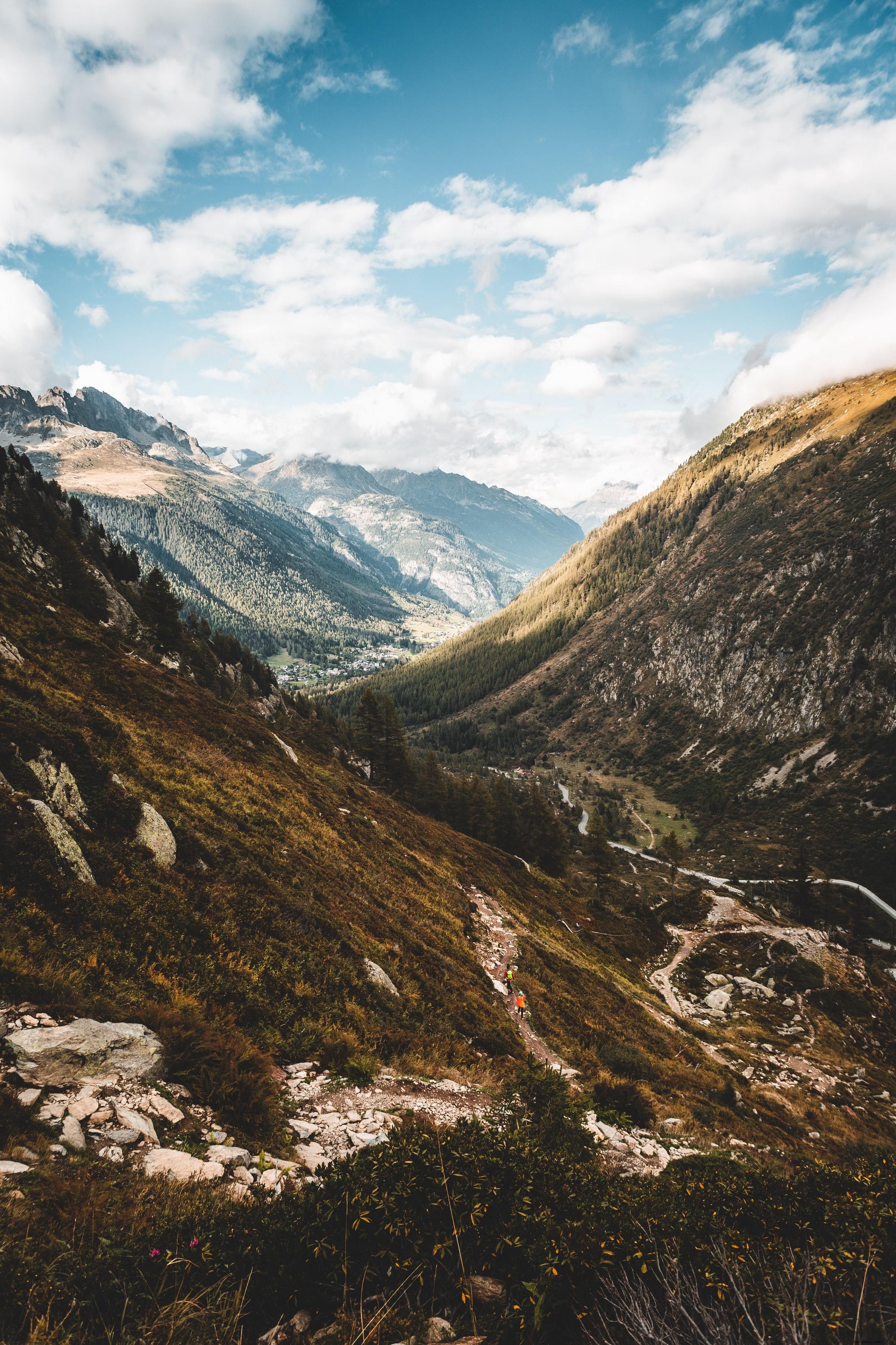 Montañas verdes y marrones que crean una foto de un valle profundo 