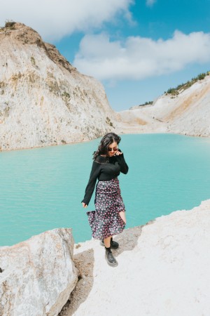 Femme marche vers l appareil photo par une photo du lac bleu 