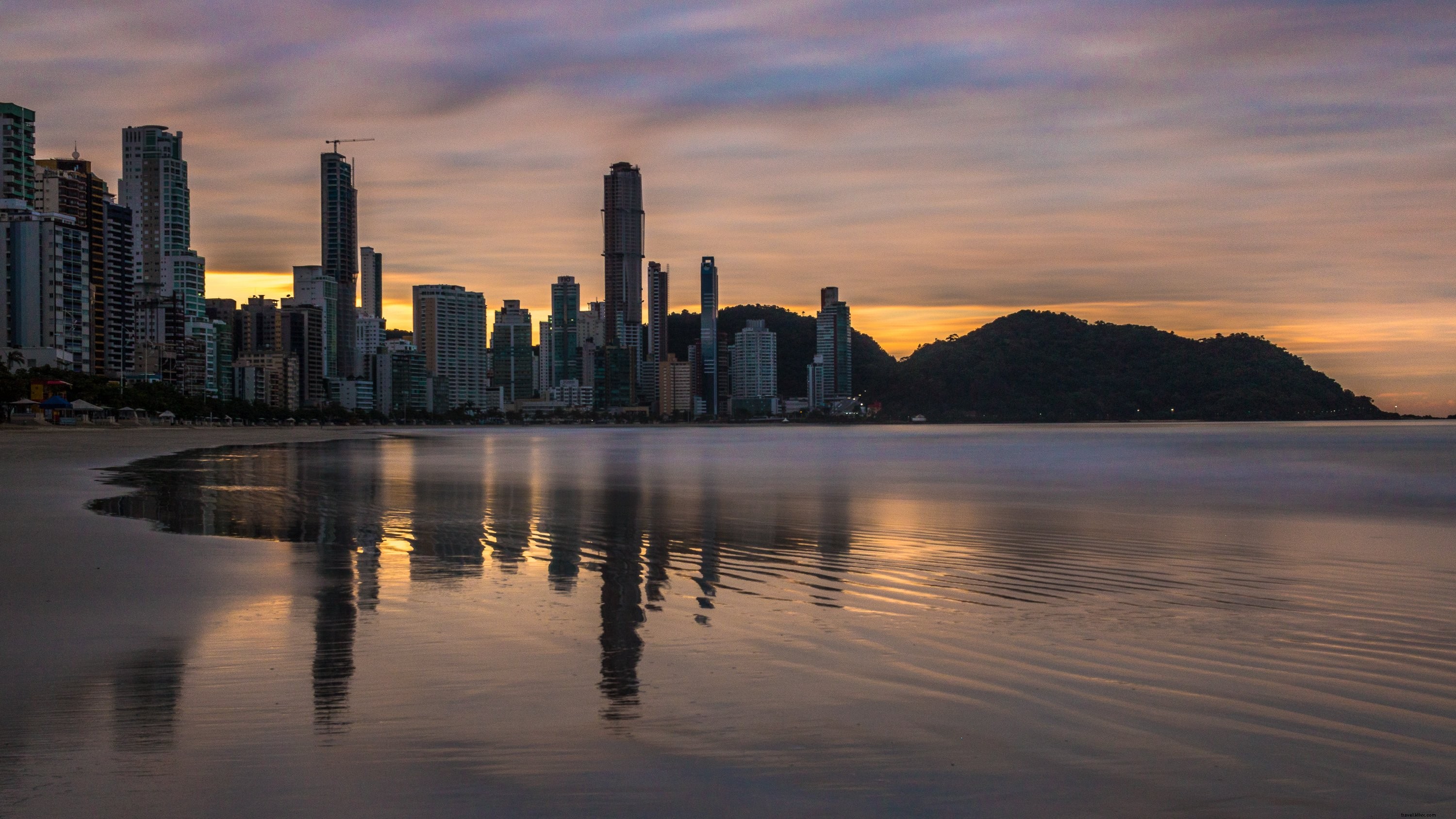 A maré sobe em uma cidade à beira da praia ao pôr do sol. Foto 