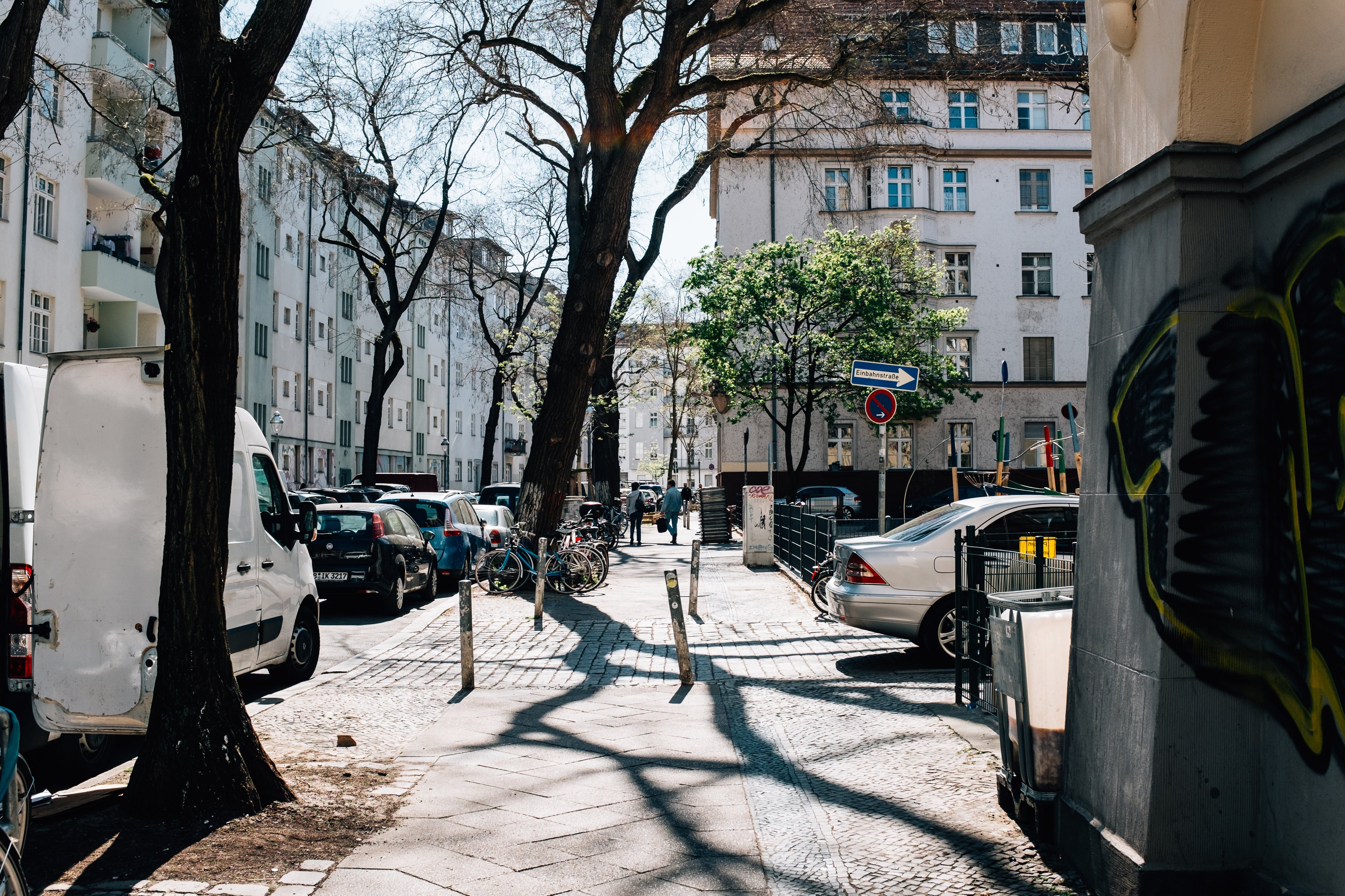 Marcher dans les rues pavées au soleil Photo 