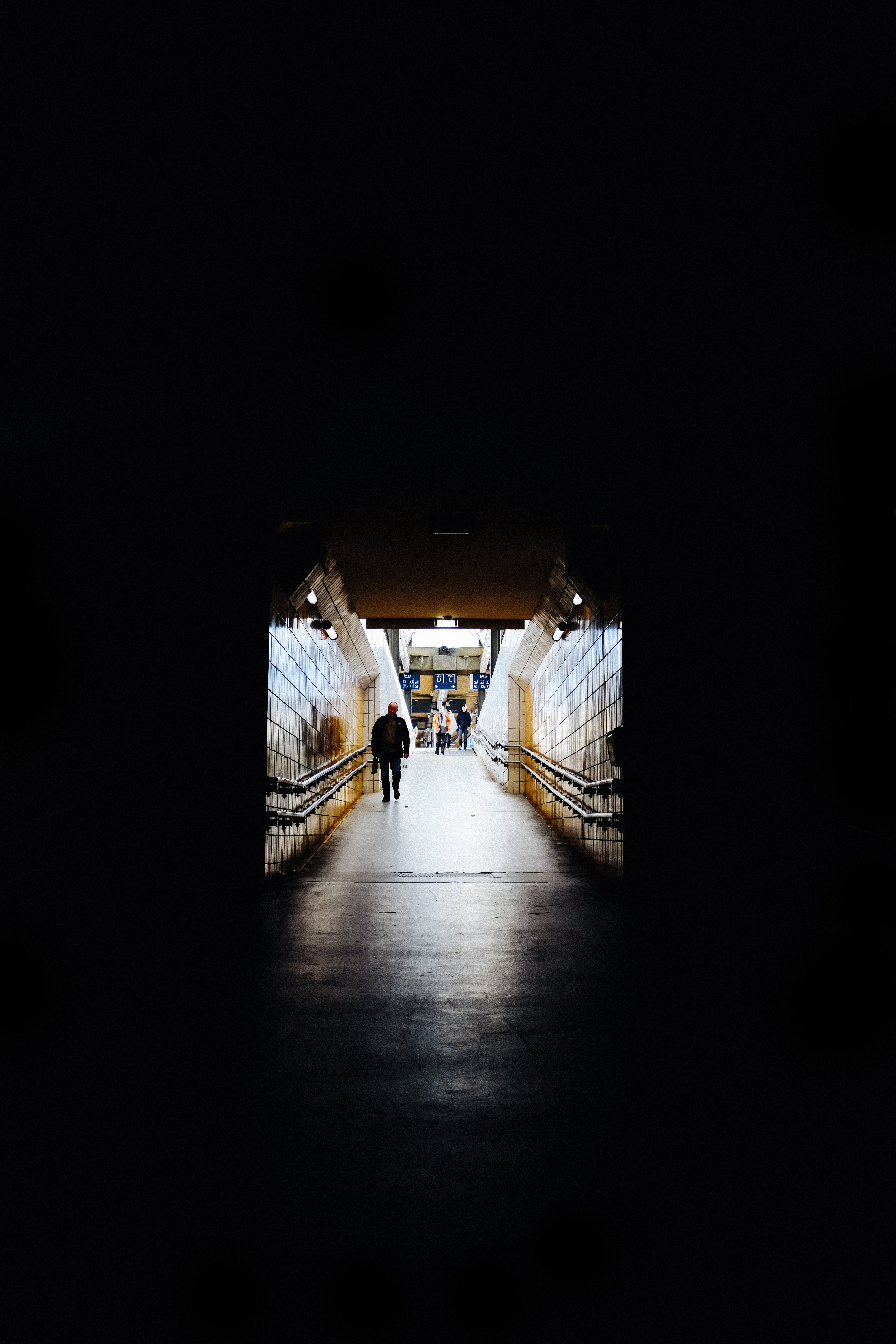 Photo de sortie de métro engloutissant l obscurité 