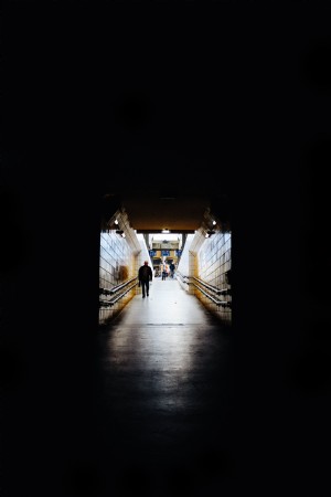 Photo de sortie de métro engloutissant l obscurité 