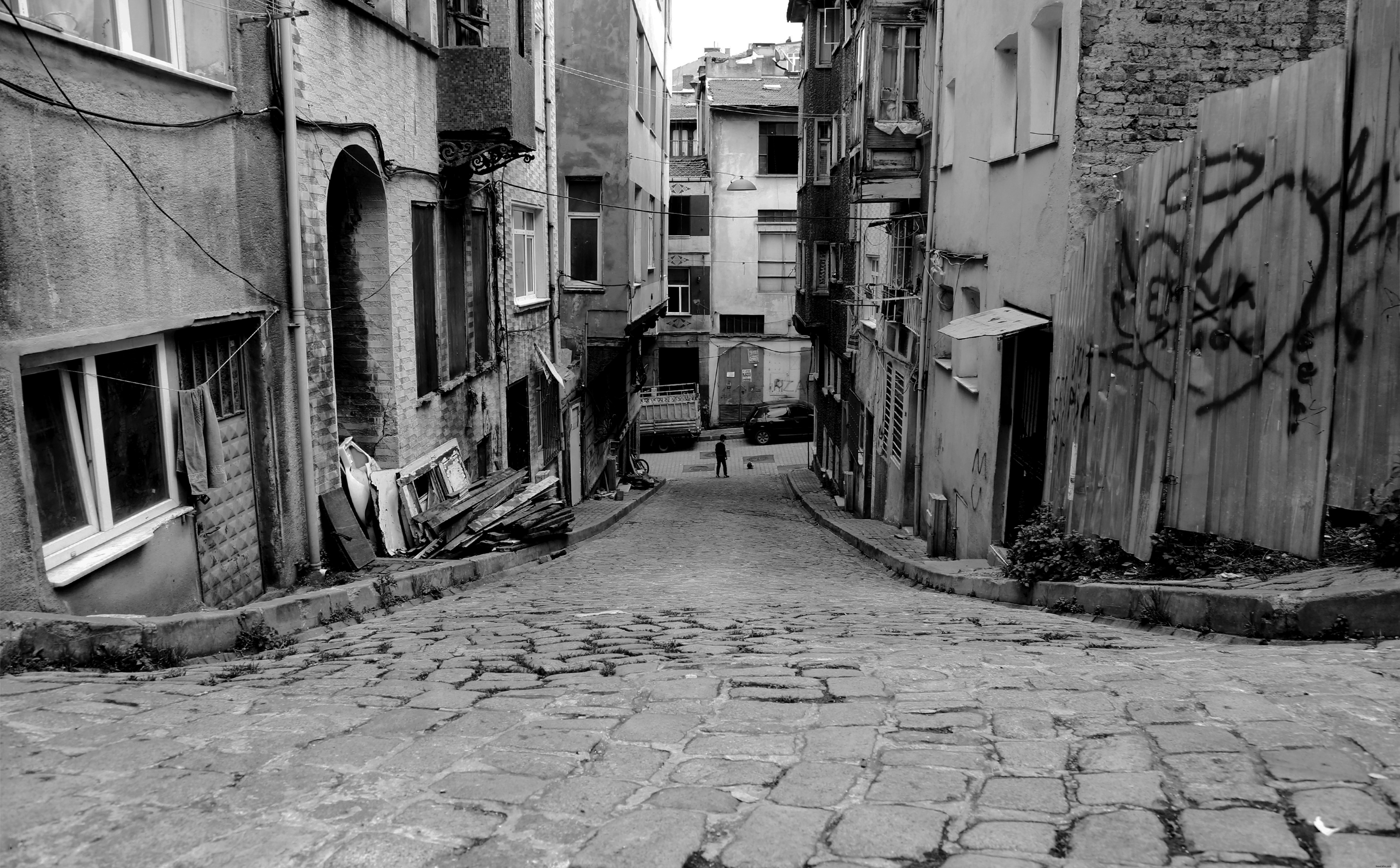 狭い街の通りの写真の白黒写真 