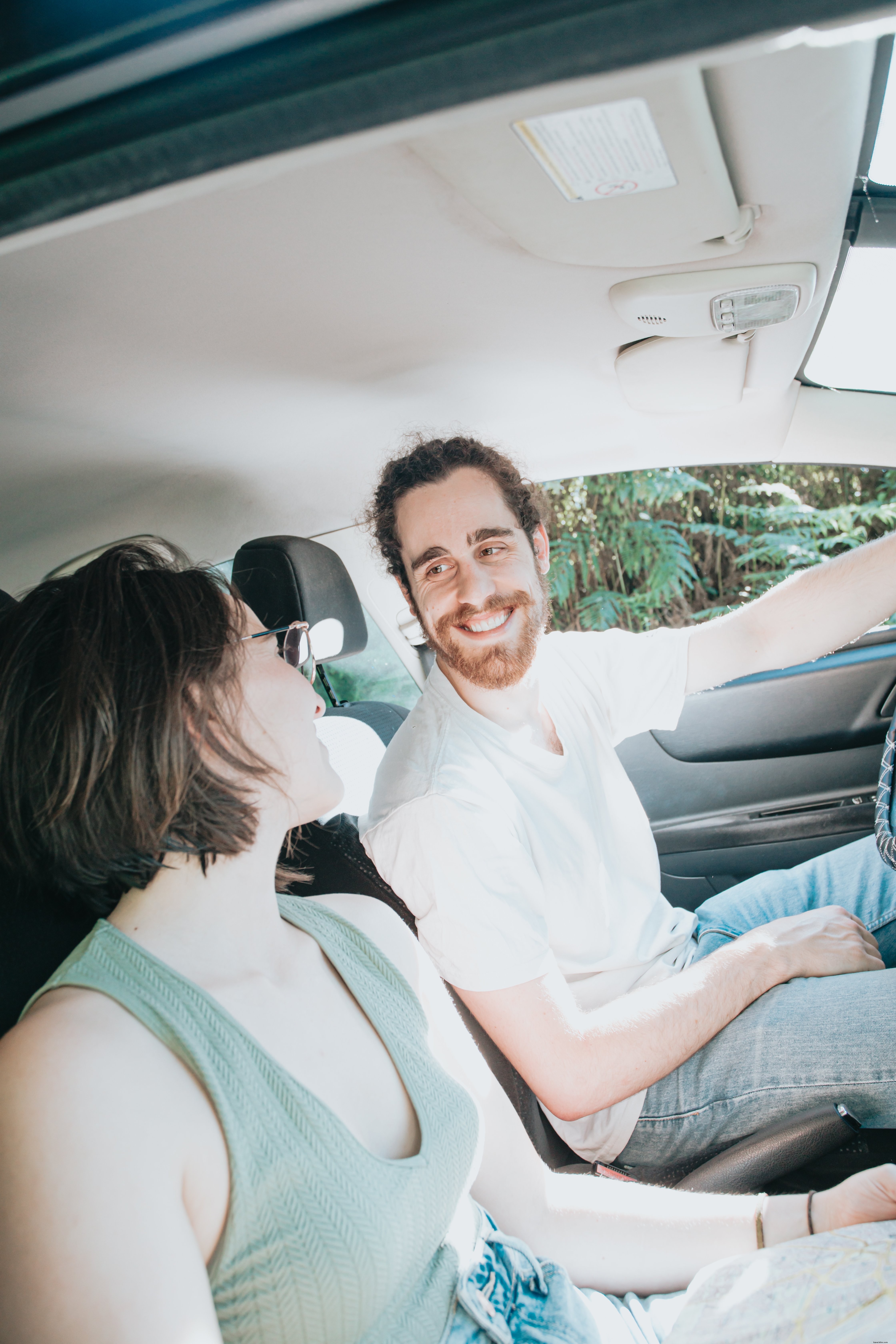 El interior de un vehículo con gente sonriendo juntos Foto 
