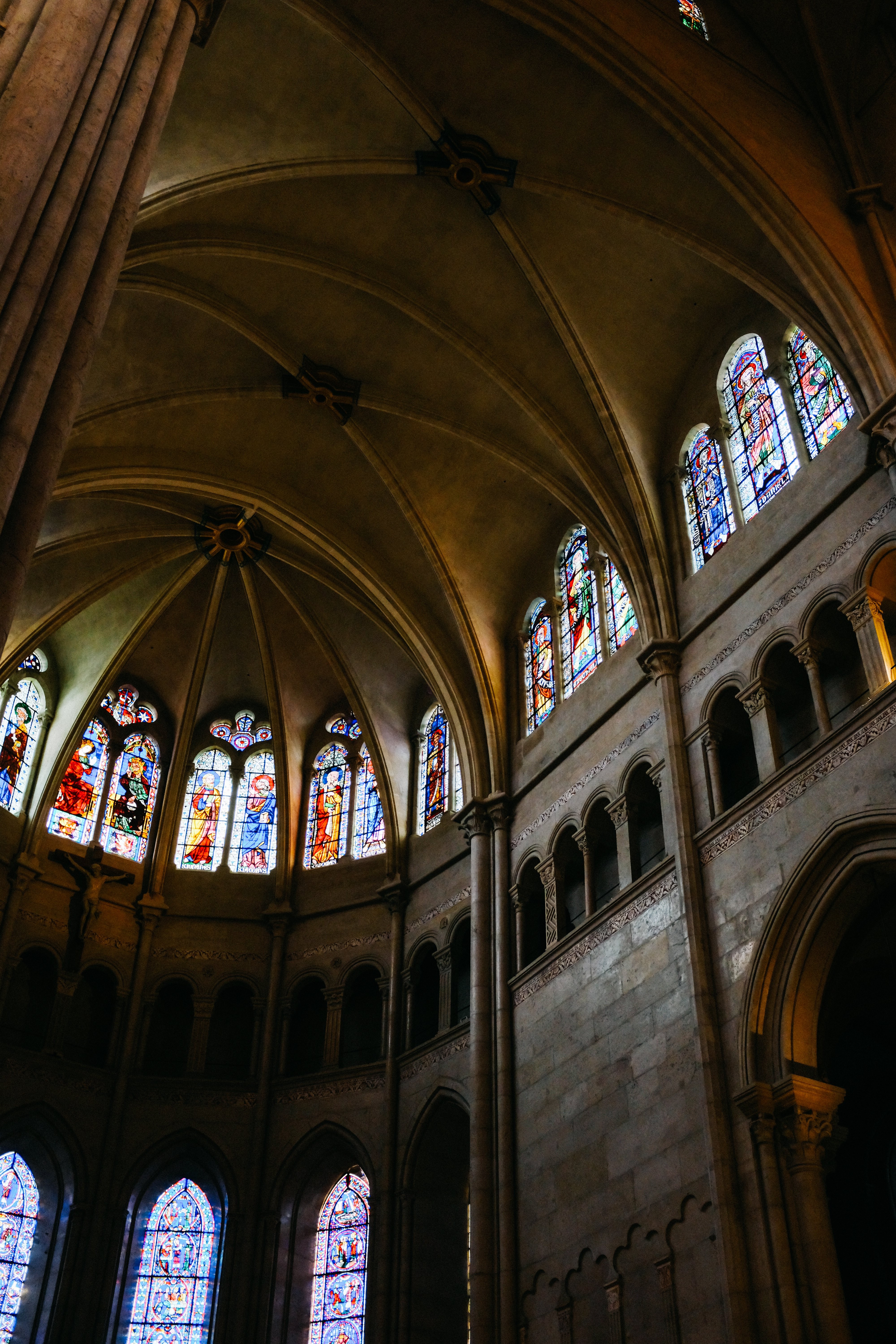 Foto do interior de um prédio com janelas de vitral 