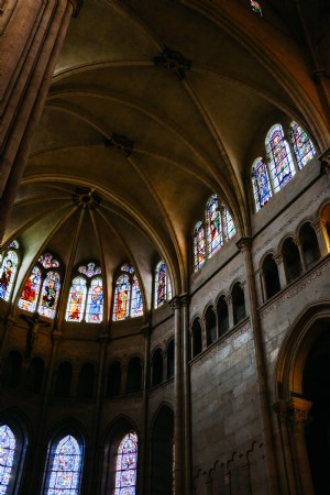Interior de un edificio con vidrieras Foto 