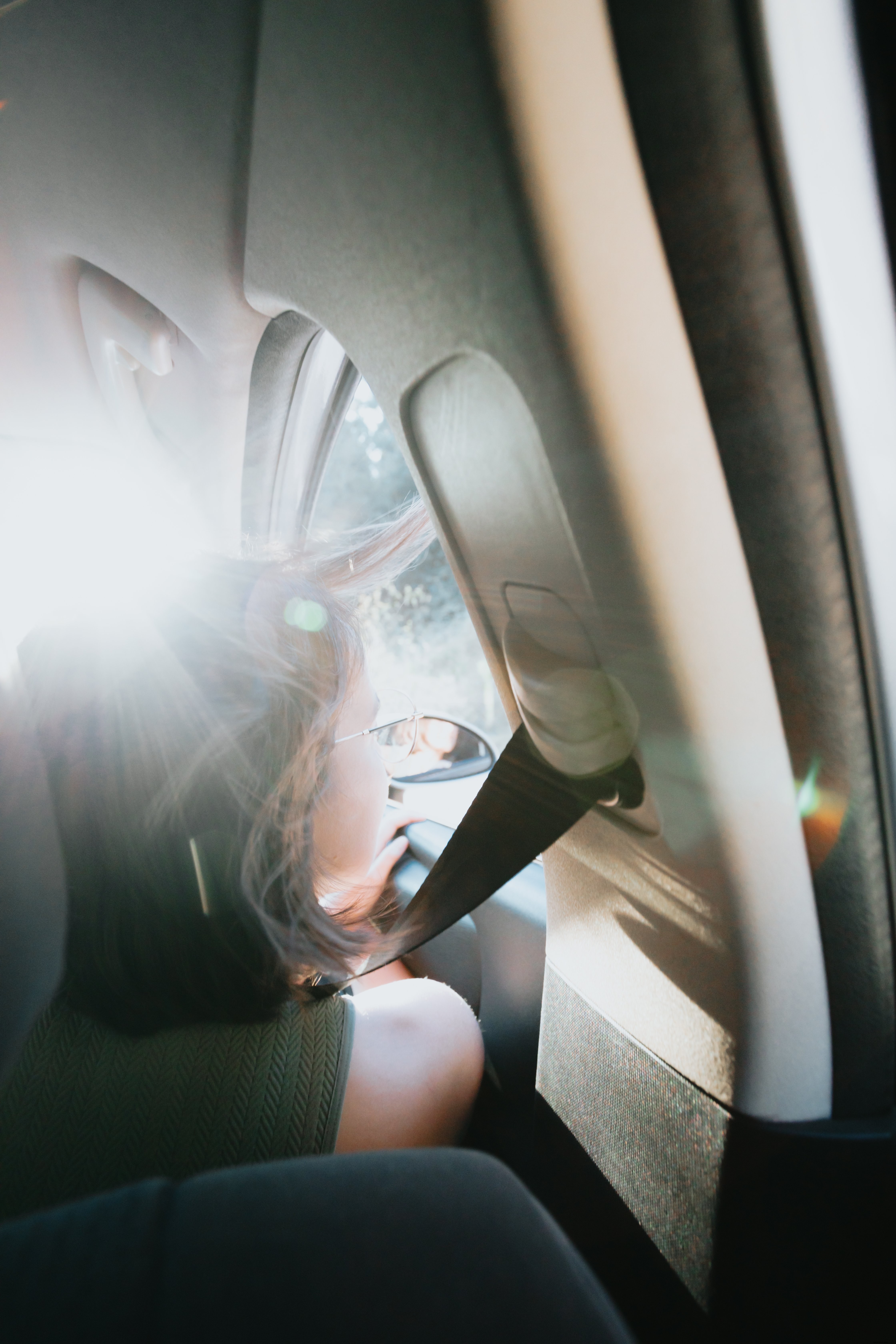 Personne regardant par la fenêtre du siège avant d une photo de voiture 