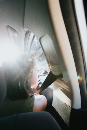 Pessoa olhando pela janela do assento dianteiro de uma foto de carro 