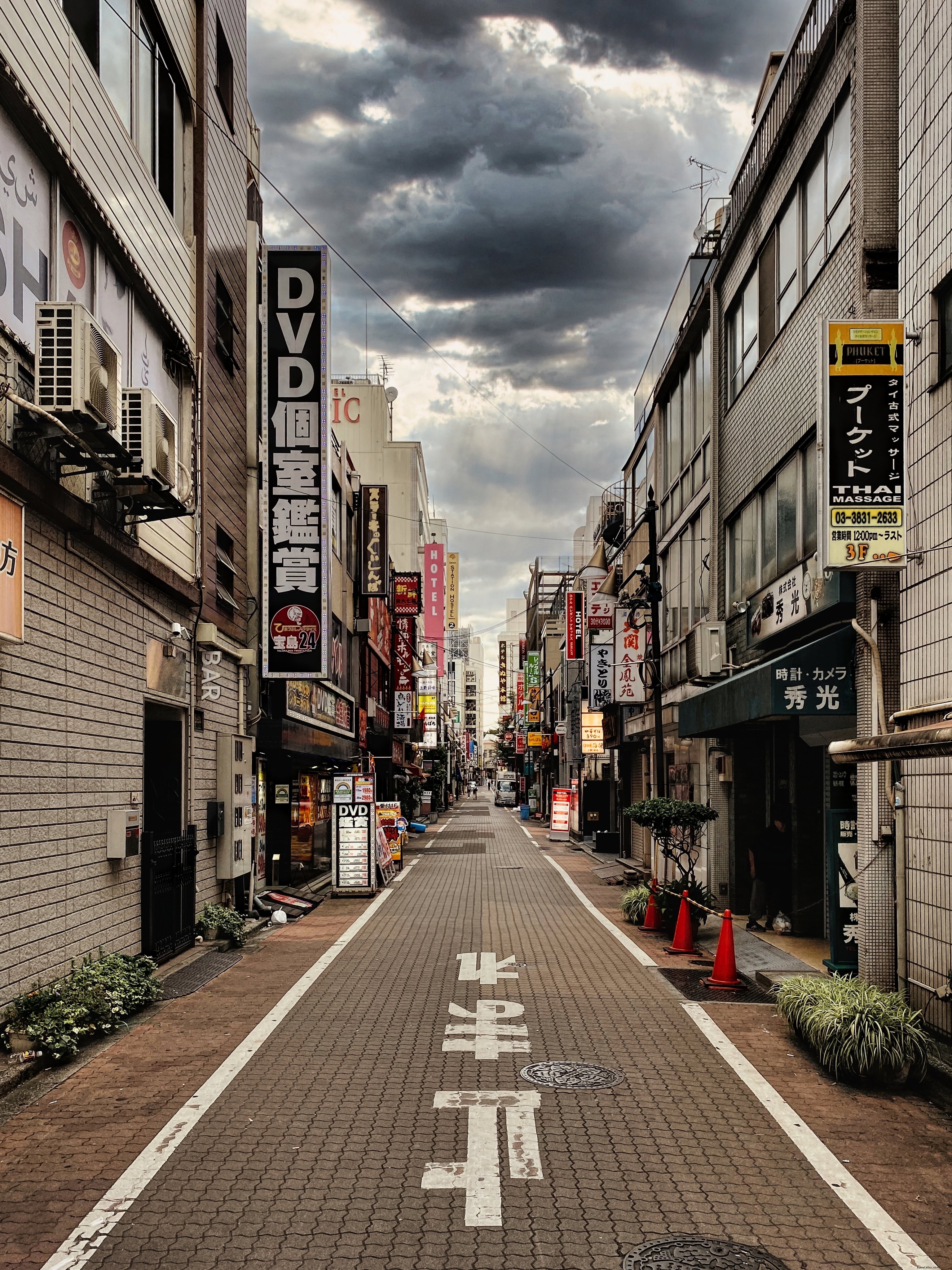 Vista em uma rua da cidade com uma foto de nuvens de tempestade no alto 