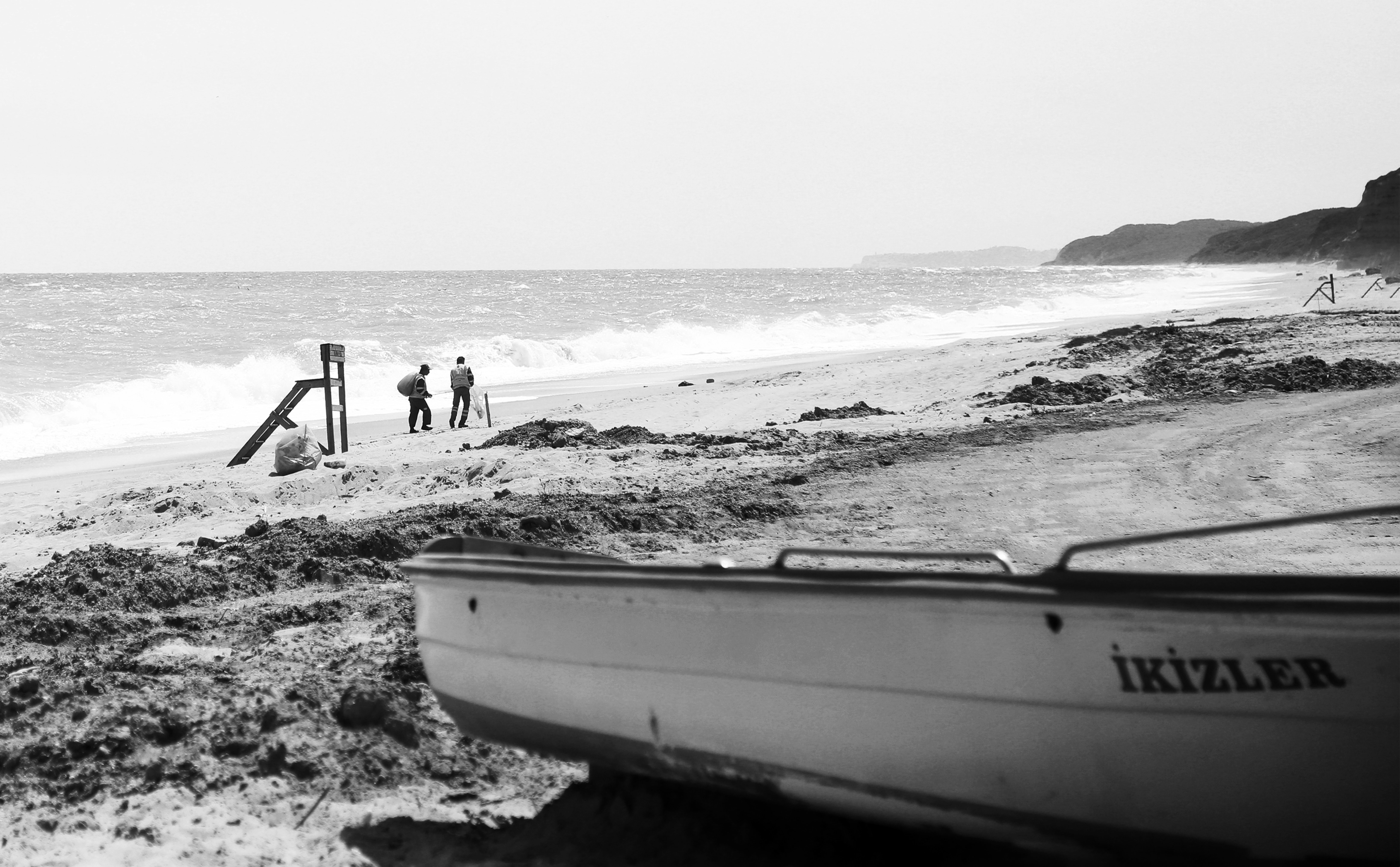 Oceano com um barco na foto do primeiro plano 