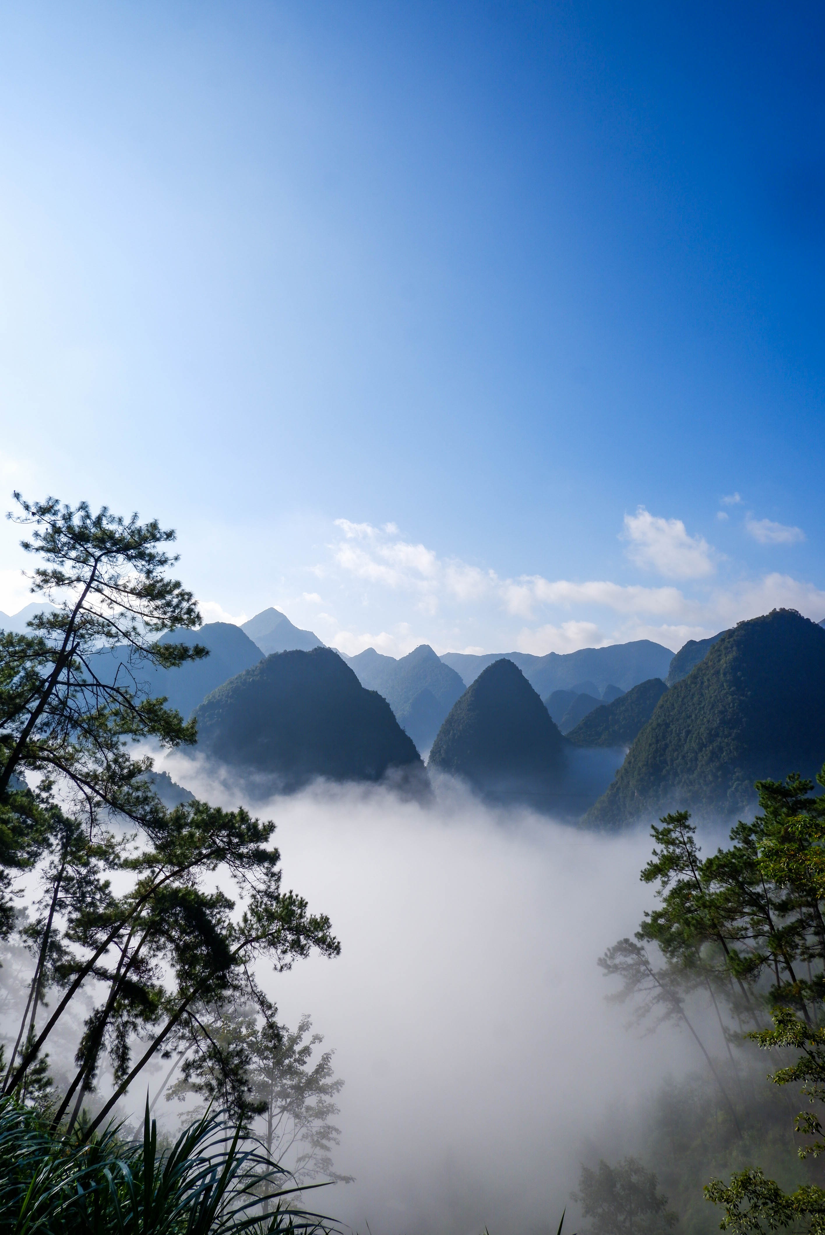 Cordillera se asoma a través de la cima de las nubes Foto 