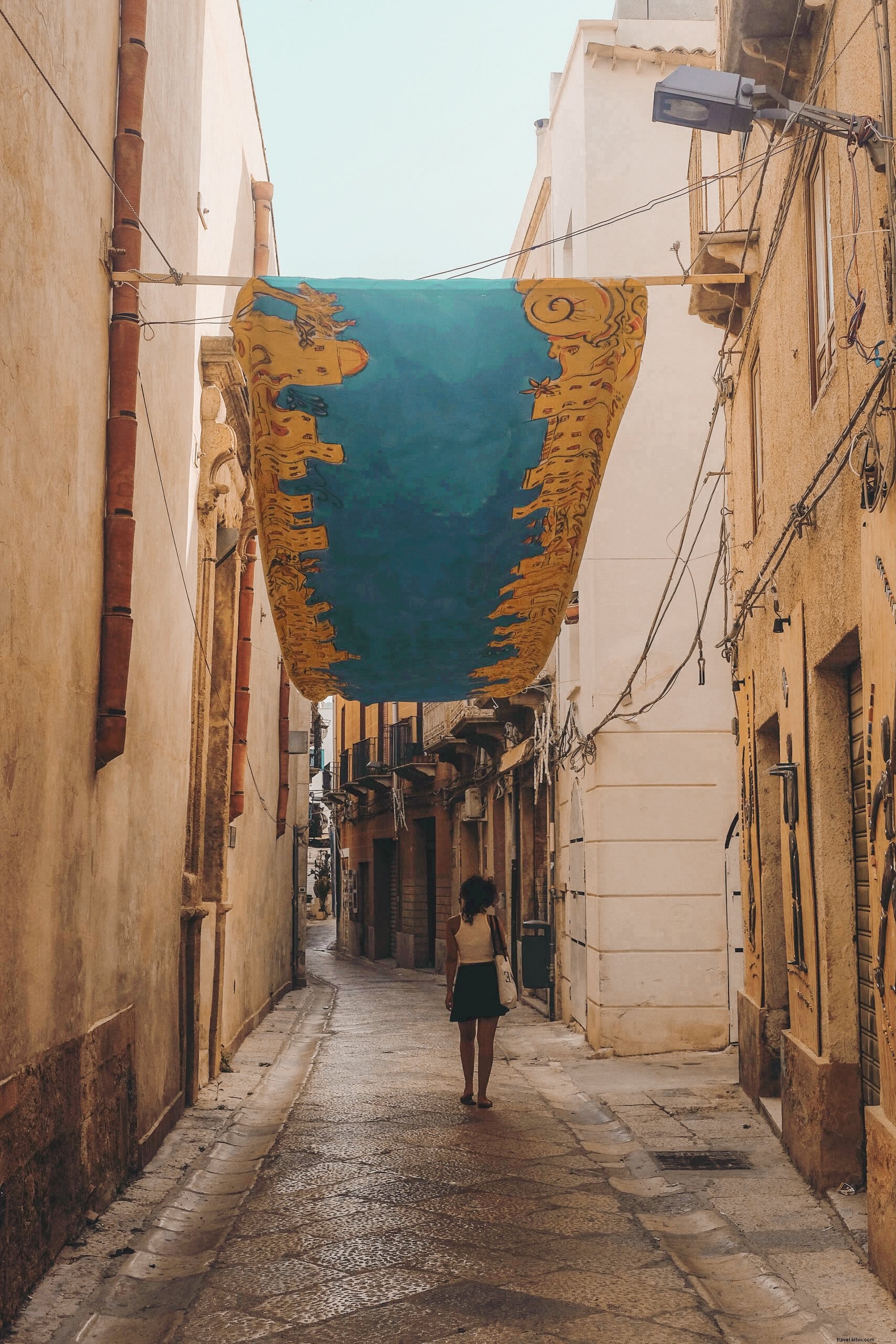 Femme marchant dans la rue Photo 