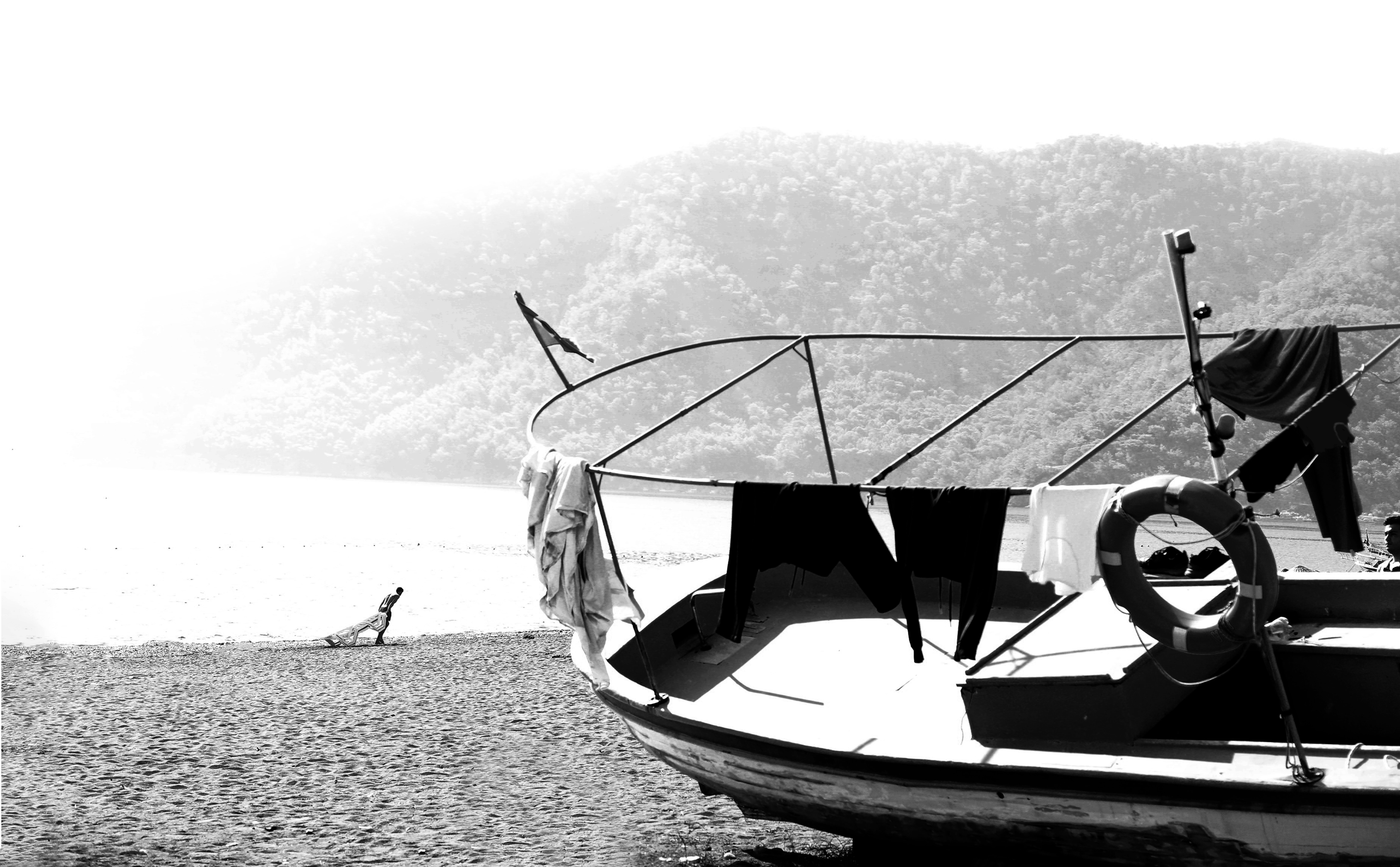 Perahu Dengan Pakaian Di Atasnya Di Foto Pantai 