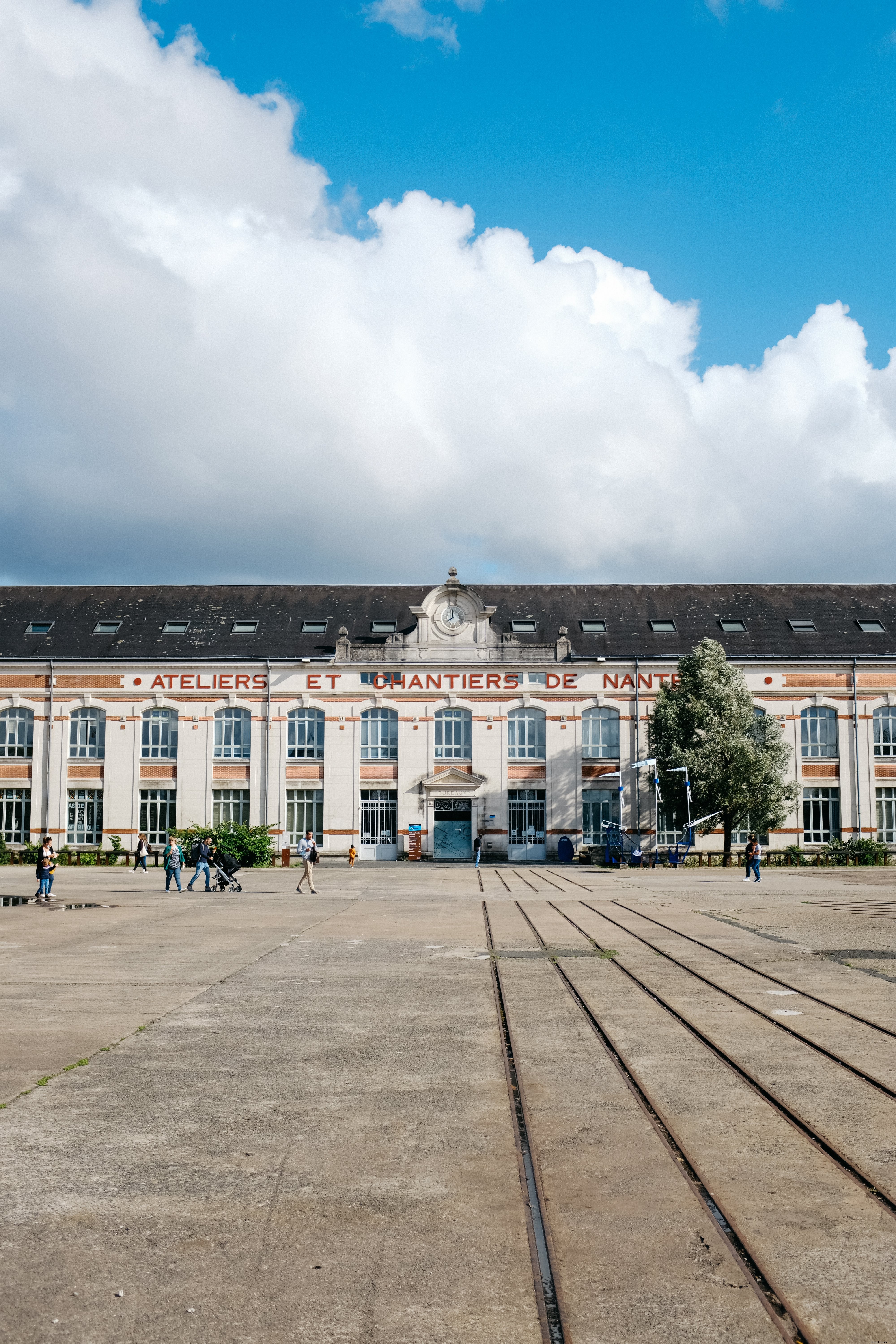 Edificio con ventanas blancas y letras rojas Foto 