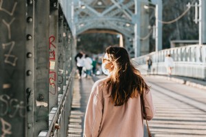 Orang Bertopeng Wajah Berjalan Di Jembatan Foto 