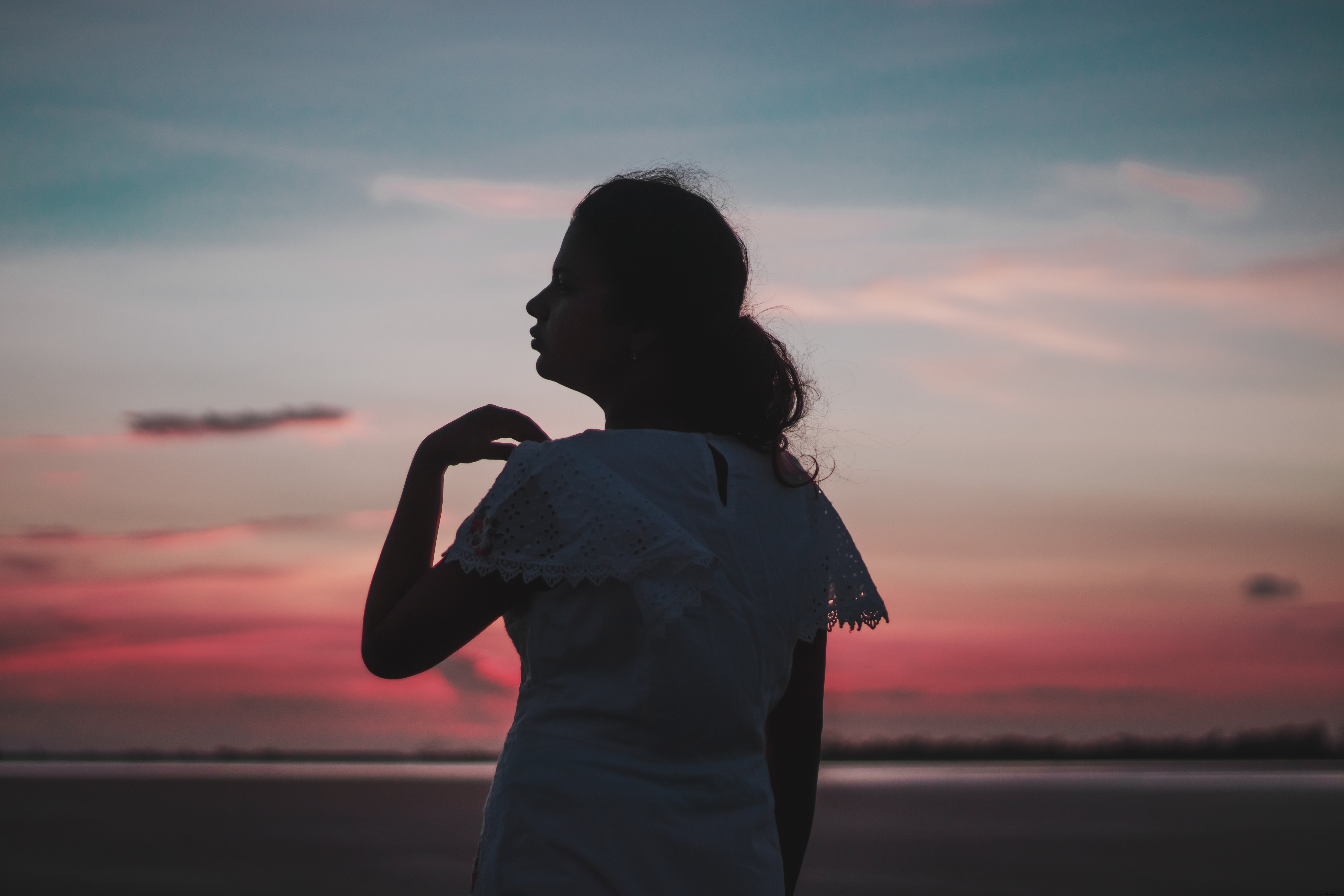 Silhouette di un profilo di persone al tramonto foto 