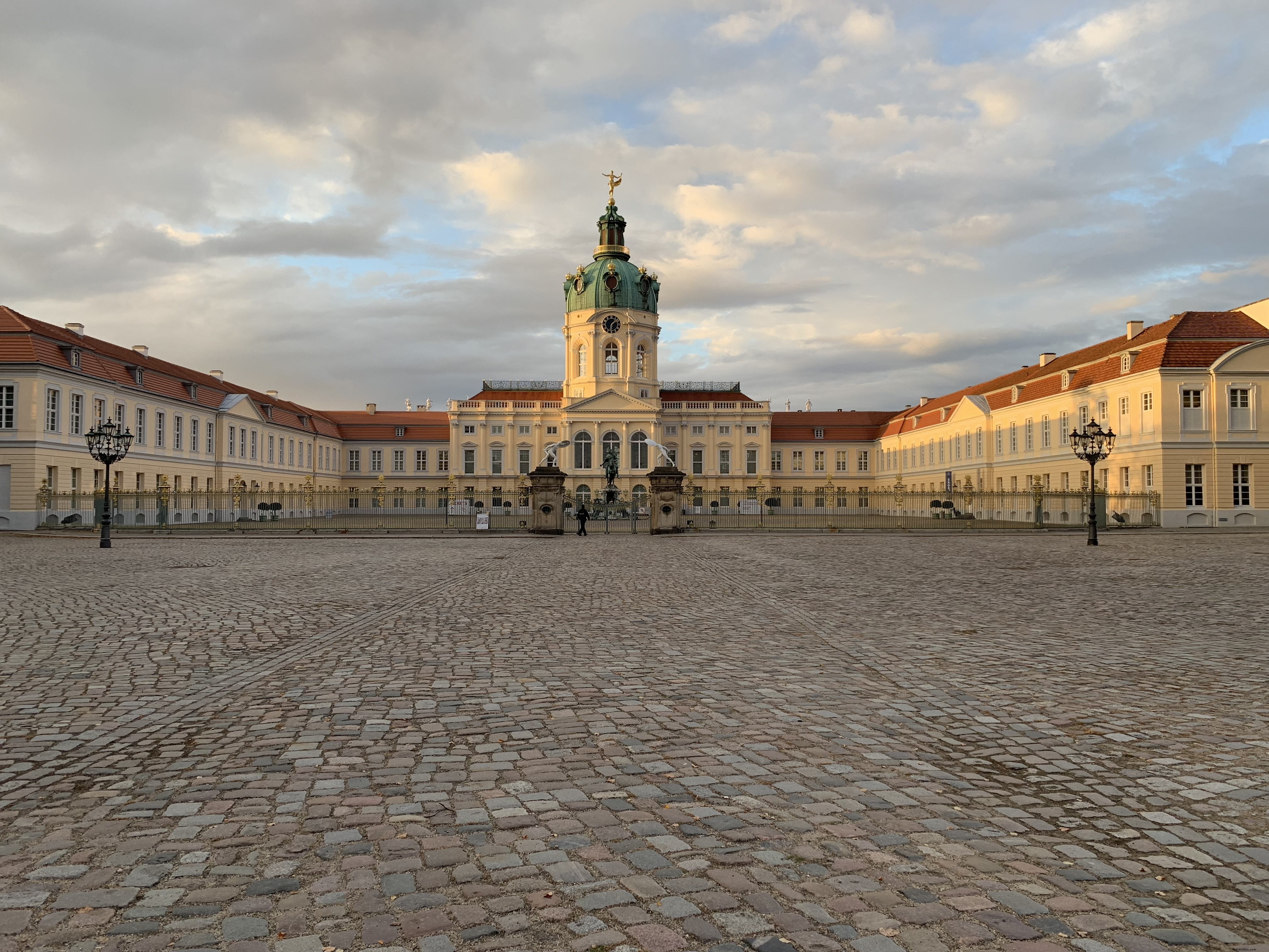 Pátio de paralelepípedo vazio para uma foto do palácio 