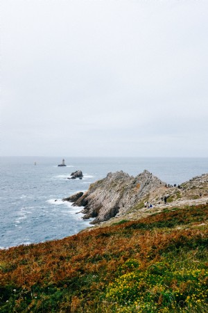 Foto de Rocky Shoreline se extiende hasta el océano 