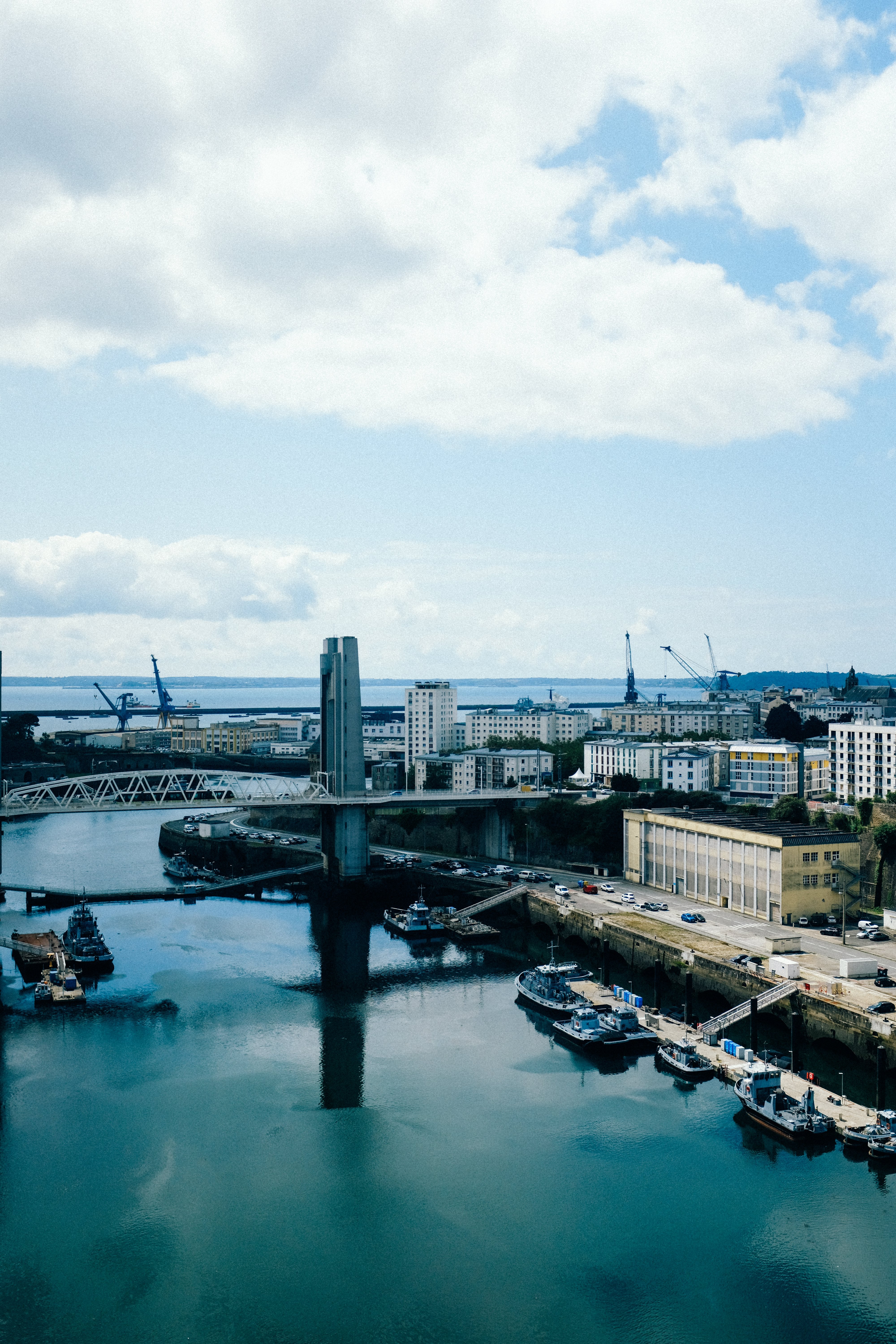 Vue élevée des bâtiments de la ville par l eau bleue et les bateaux amarrés Photo 