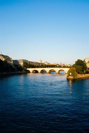Foto Air Biru Dengan Jembatan Dan Foto Kota 
