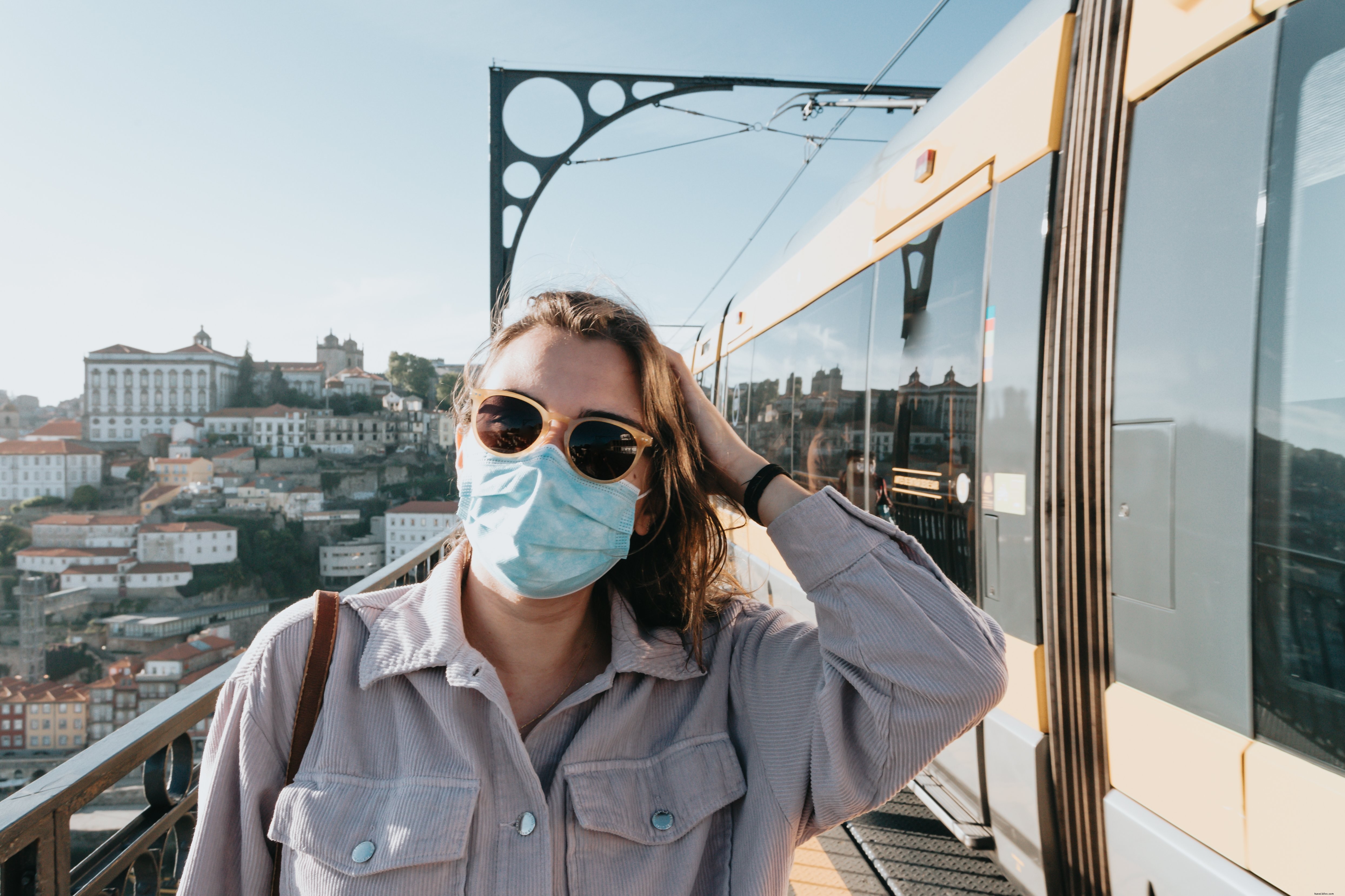 Persona con gafas de sol y una mascarilla junto a una foto de tren 