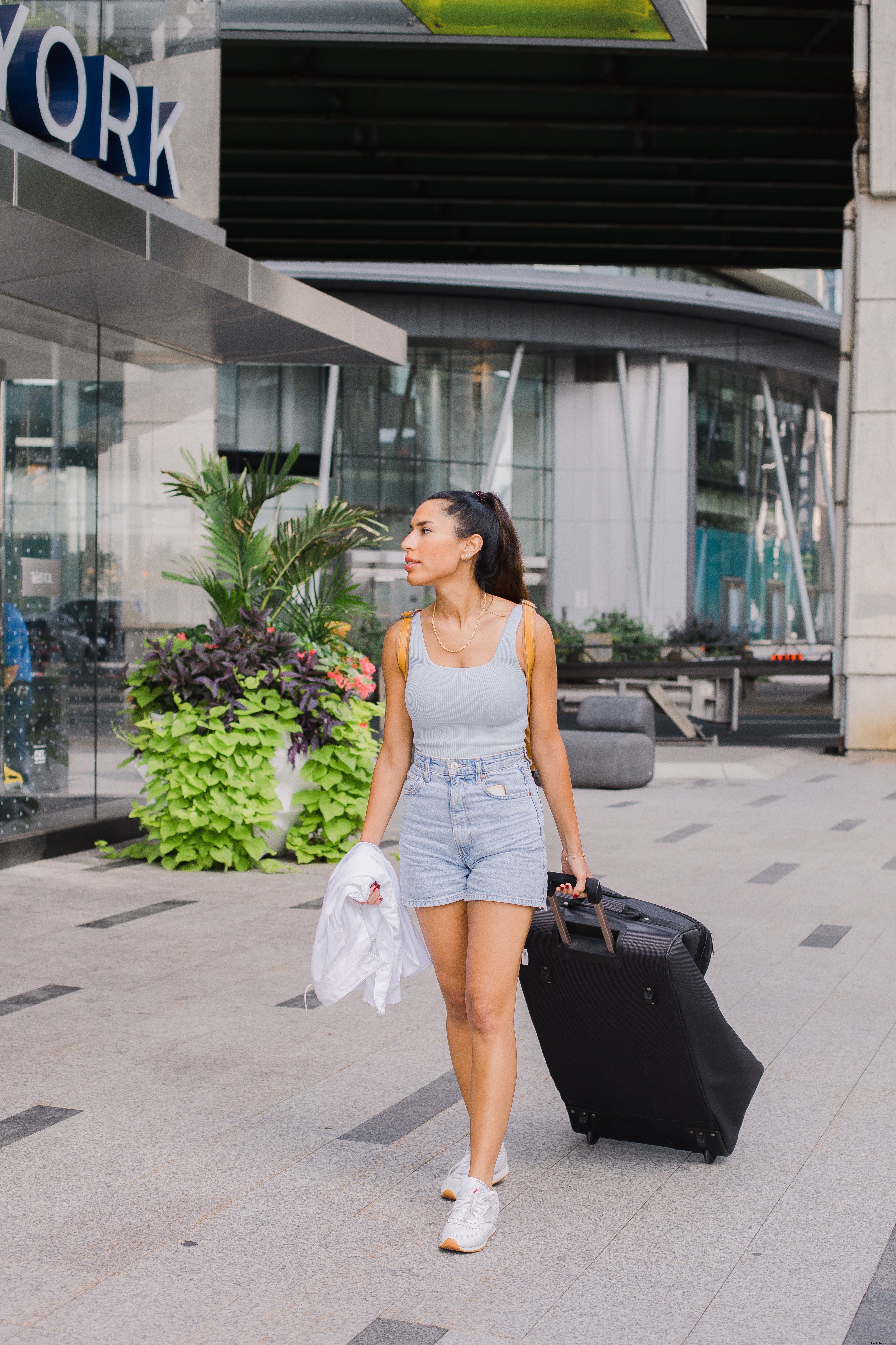 Personne marchant avec une grande photo de valise 