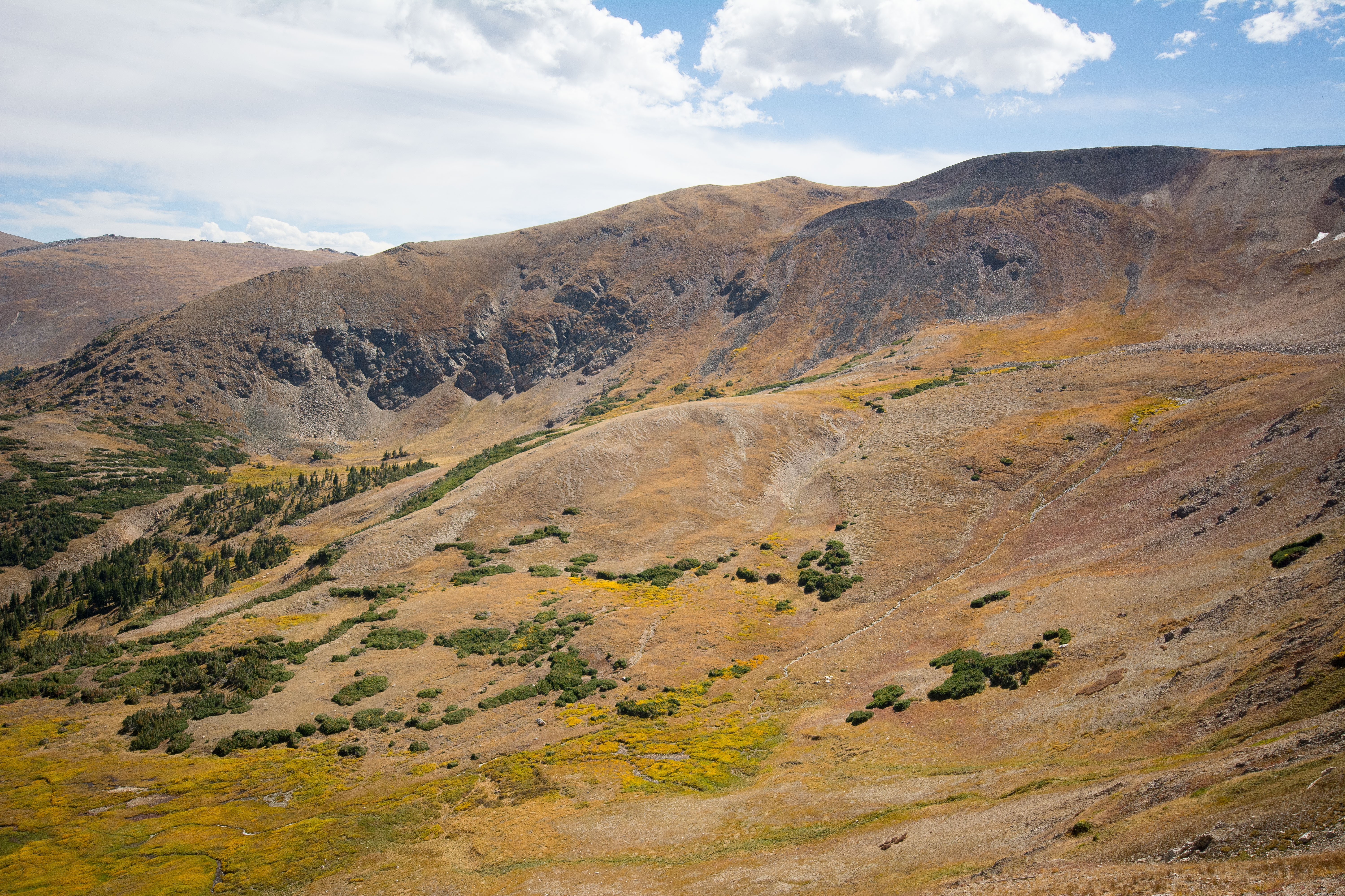 Photo d une grande photo de colline montagneuse 