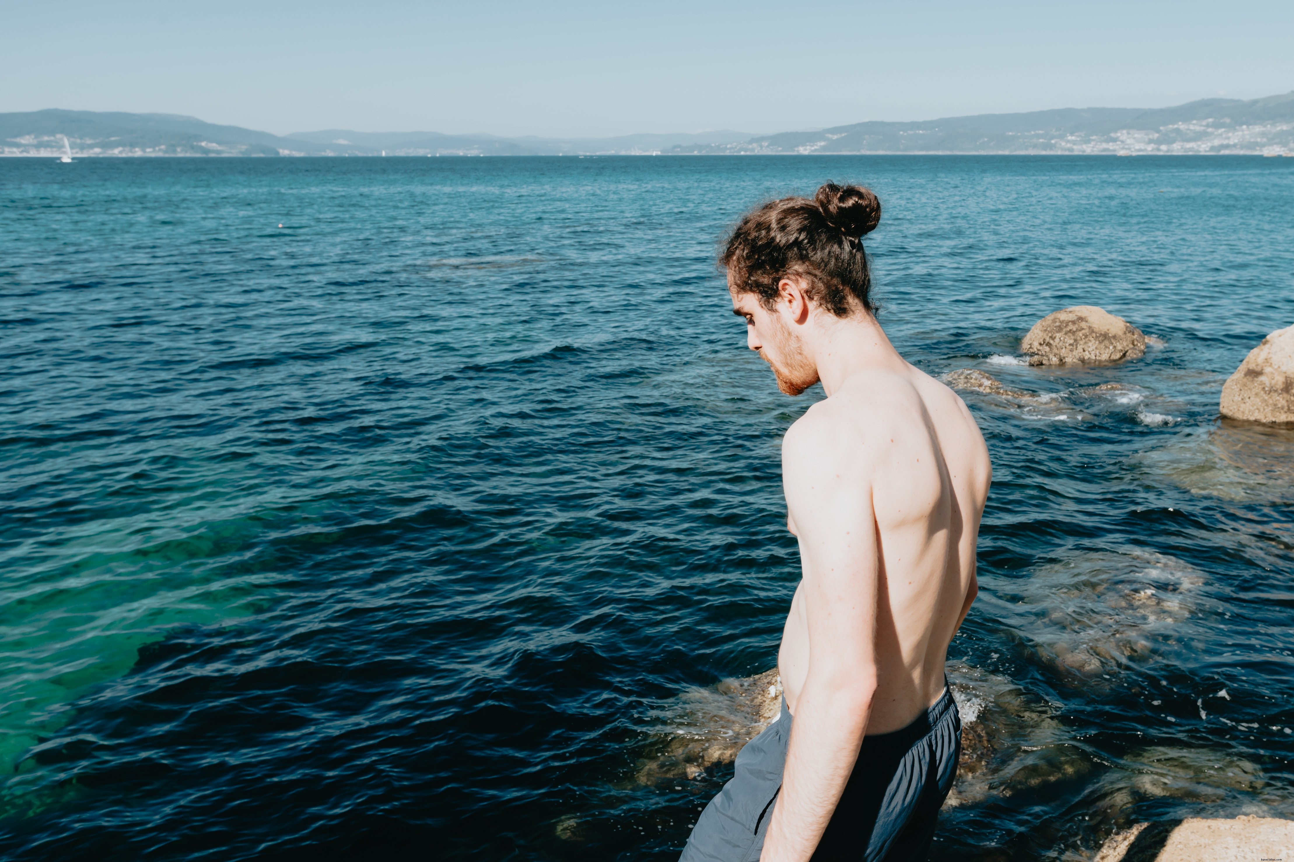 Persona in costume da bagno cammina verso l acqua Photo 