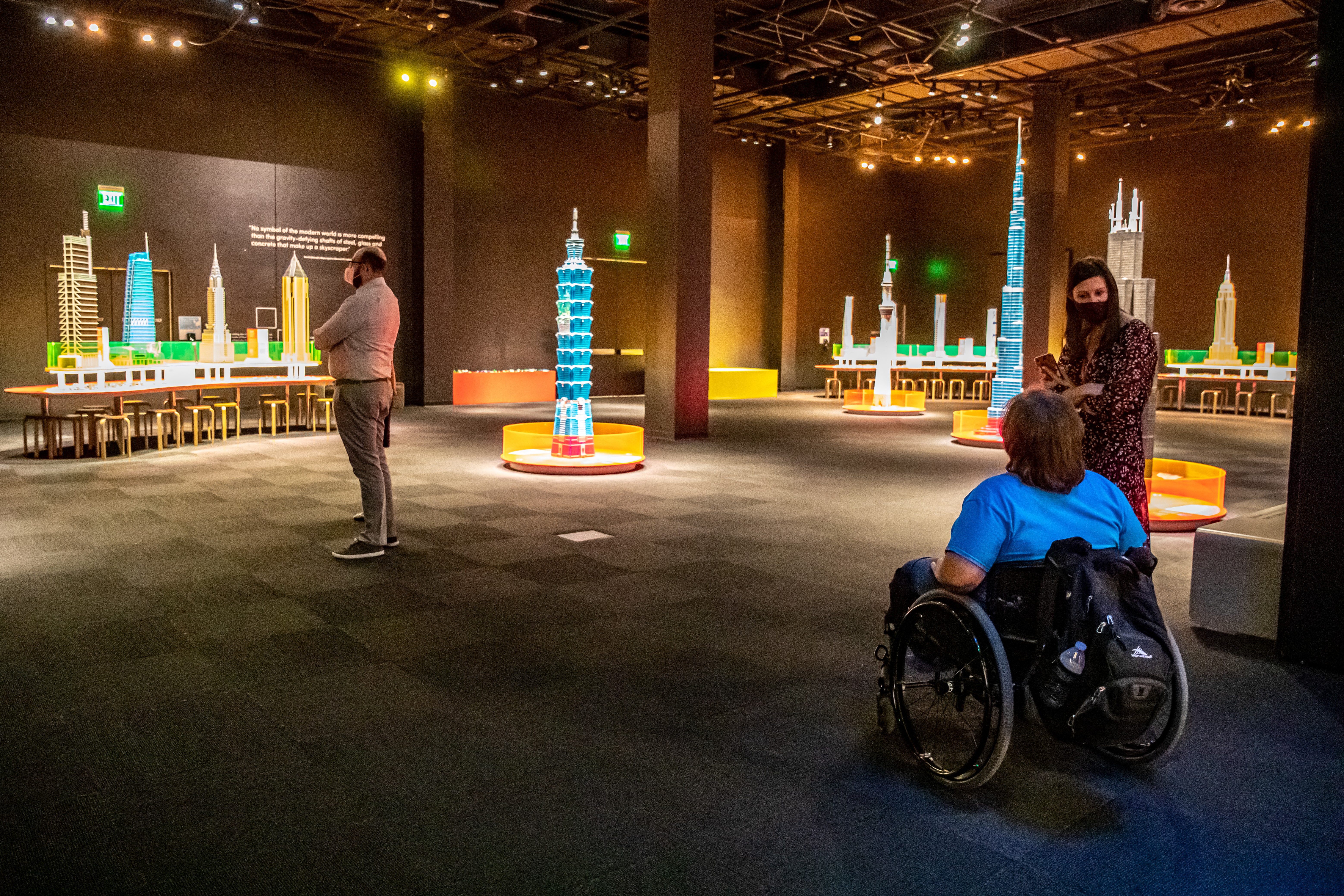 Explore la exposición más reciente de Perot Museums:las torres del mañana con ladrillos LEGO 