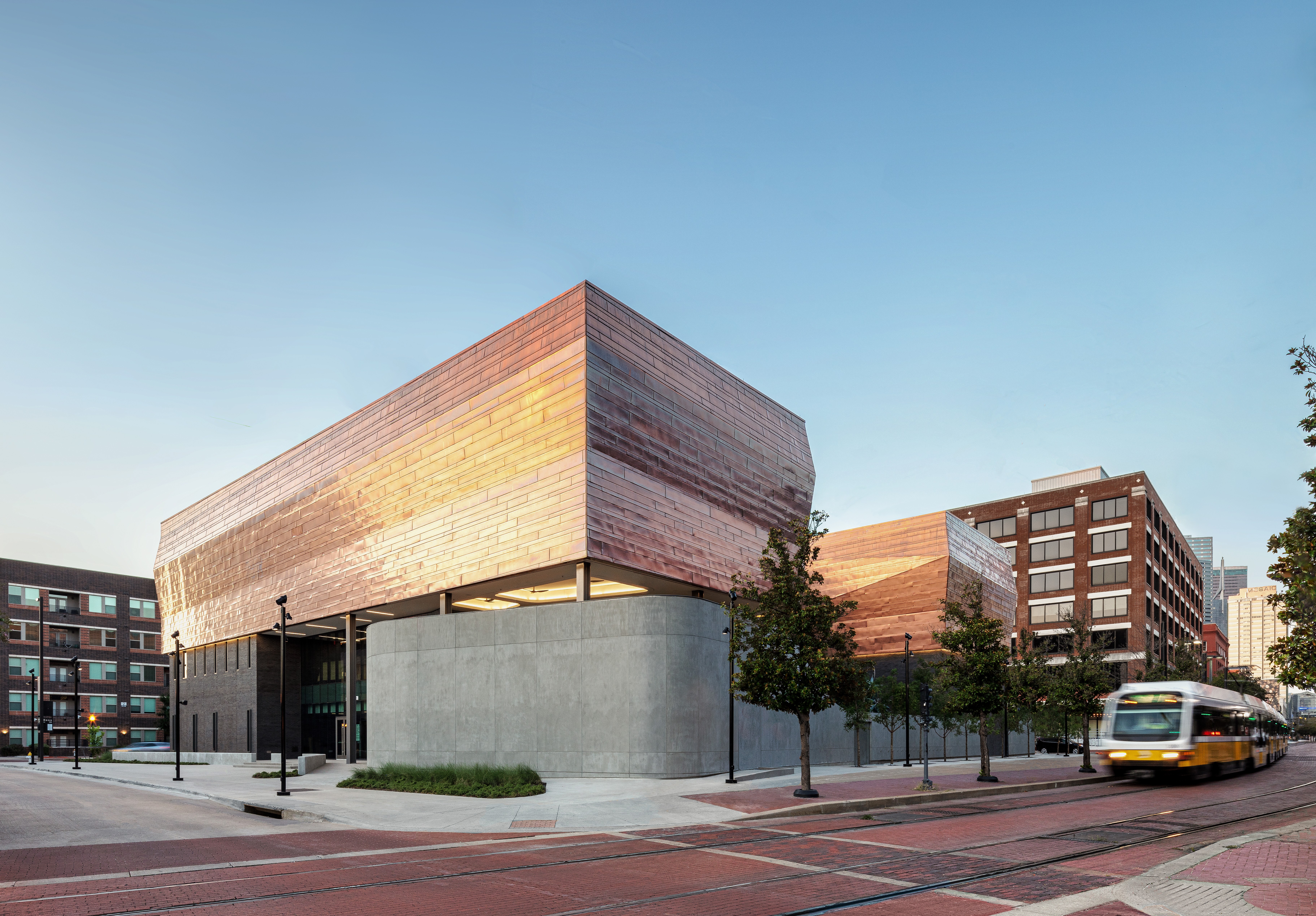 El Museo del Holocausto y los Derechos Humanos de Dallas reabre en una nueva ubicación 